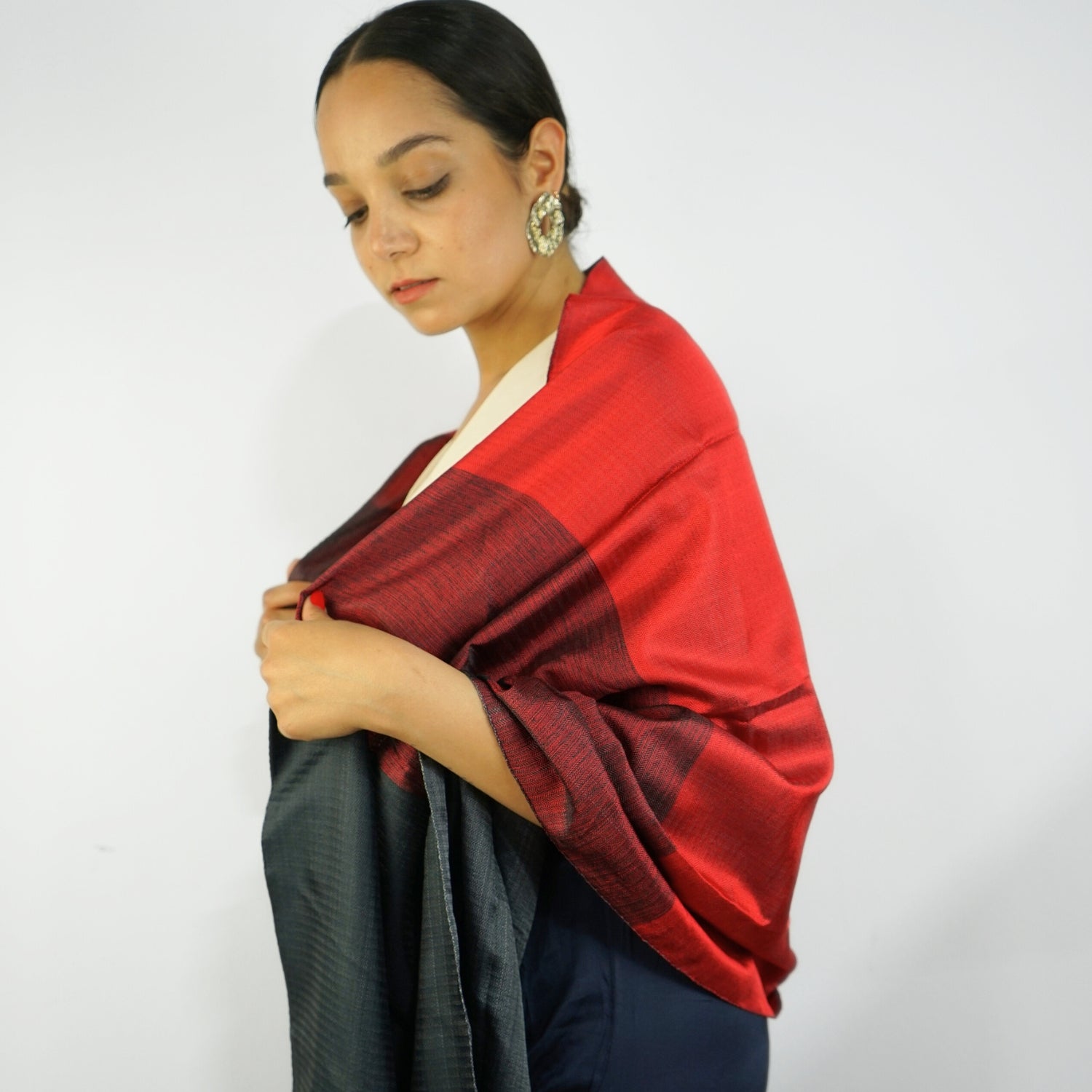 Écharpe rouge en soie artisanale : l'élégance unique à portée de main