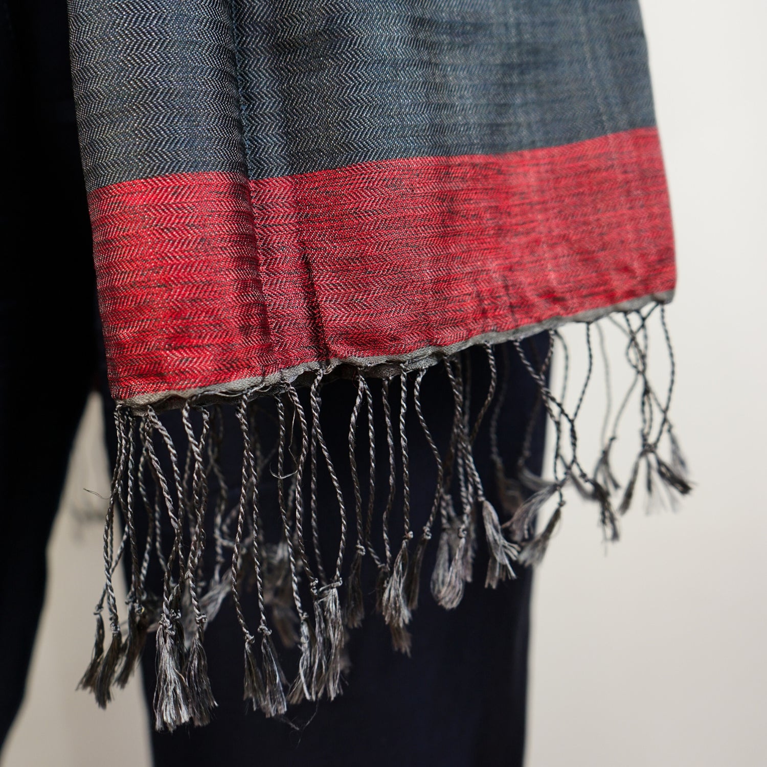 Écharpe rouge en soie artisanale : l'élégance unique à portée de main