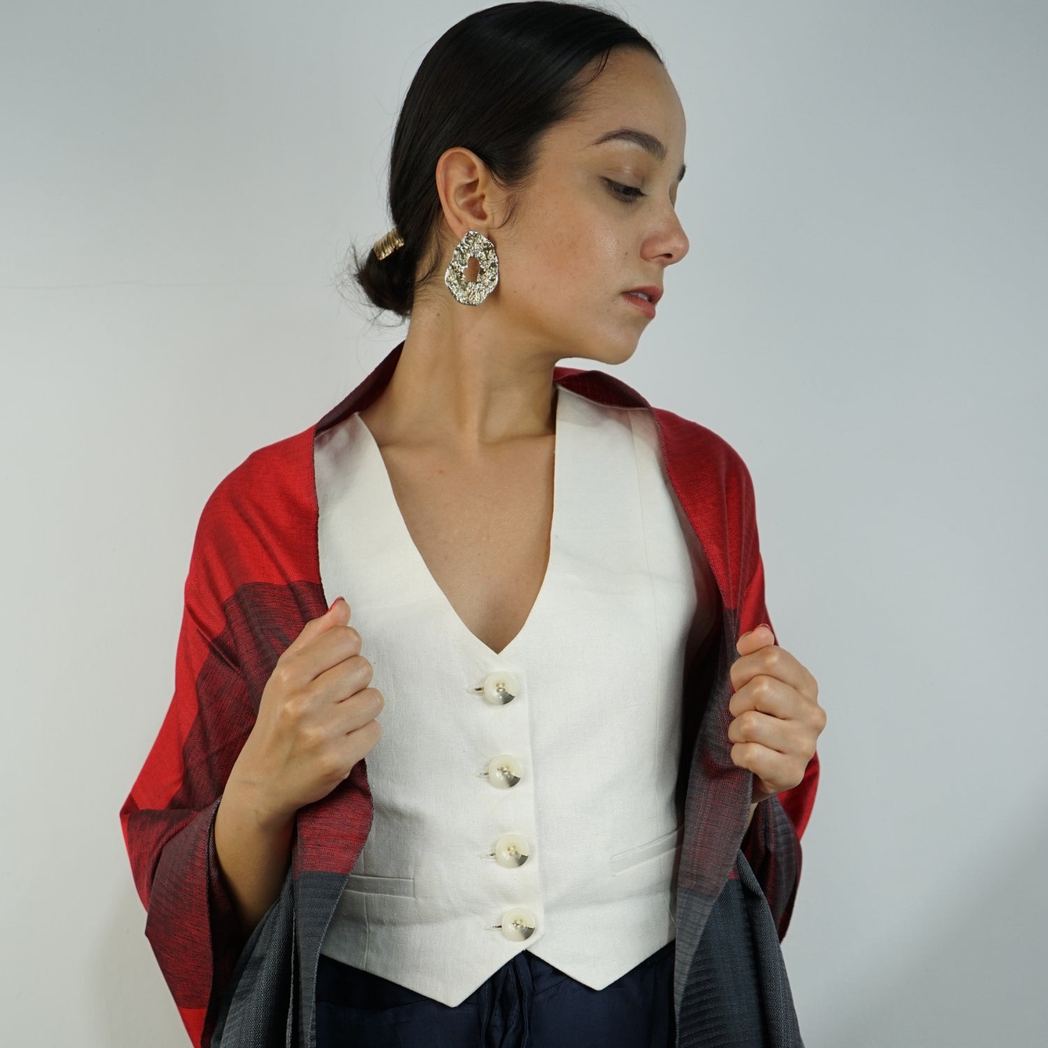 Écharpe rouge en soie artisanale : l'élégance unique à portée de main