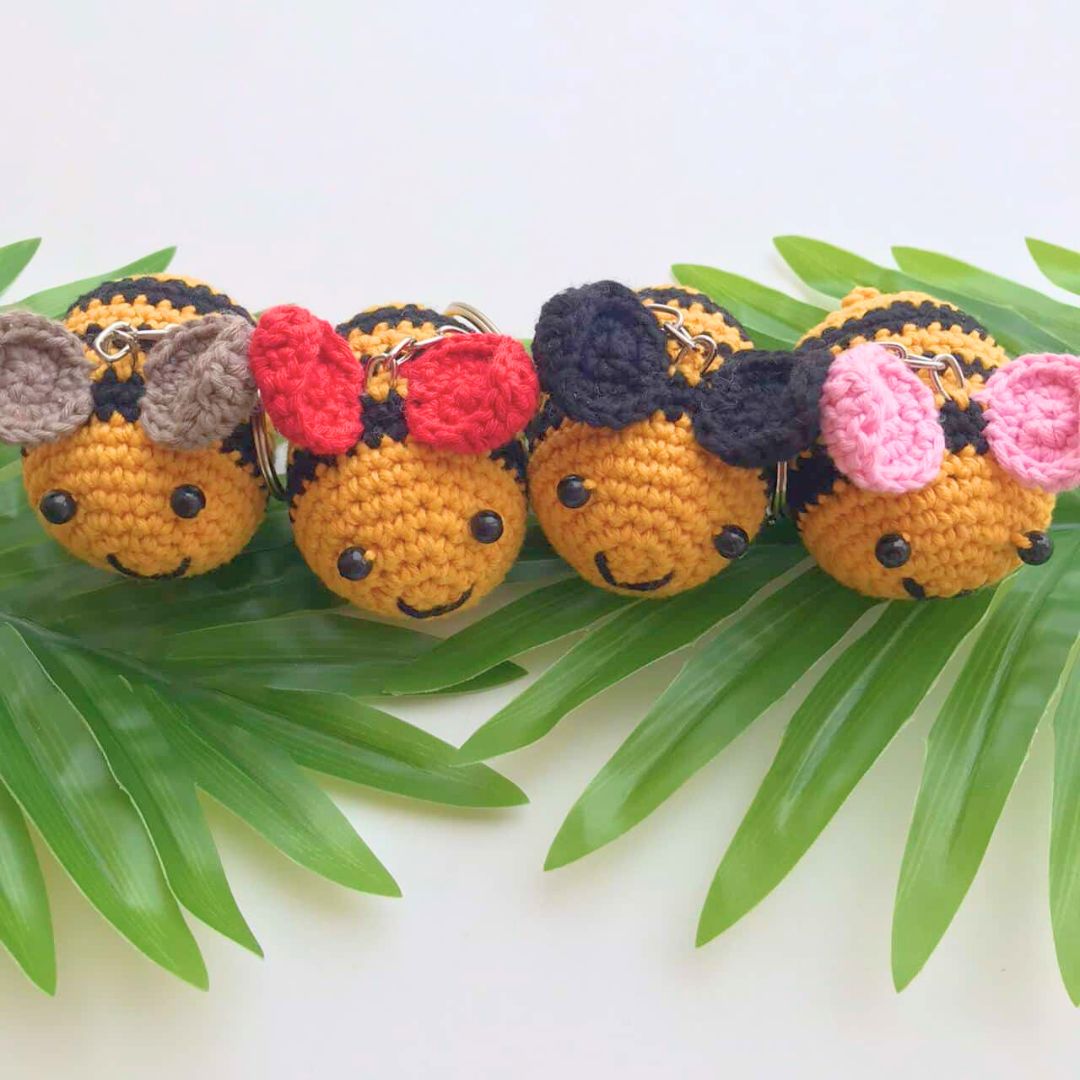 Porte-clés abeille en crochet avec des petits oreilles 3D