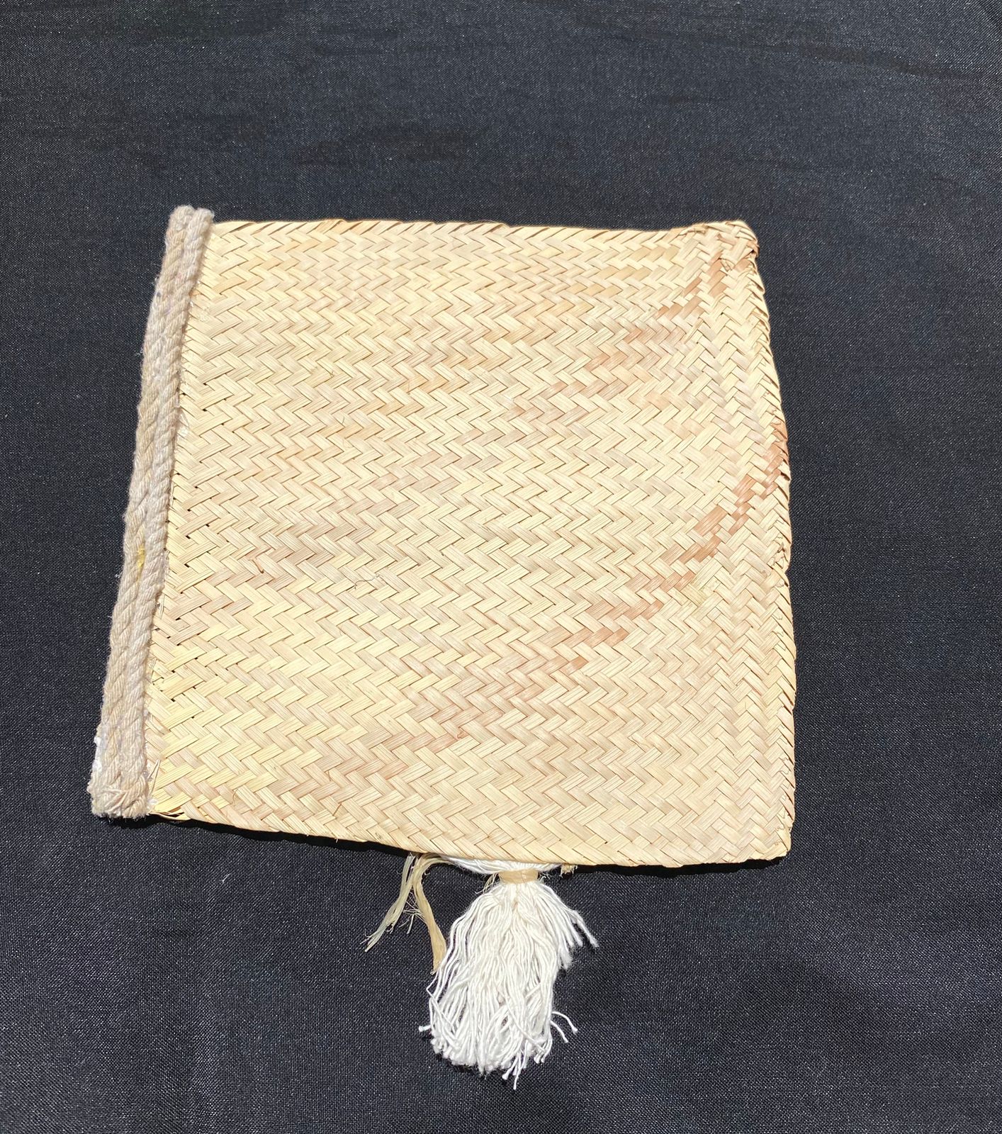 Éventail paille fait main avec coquillage cauris, élégance estivale