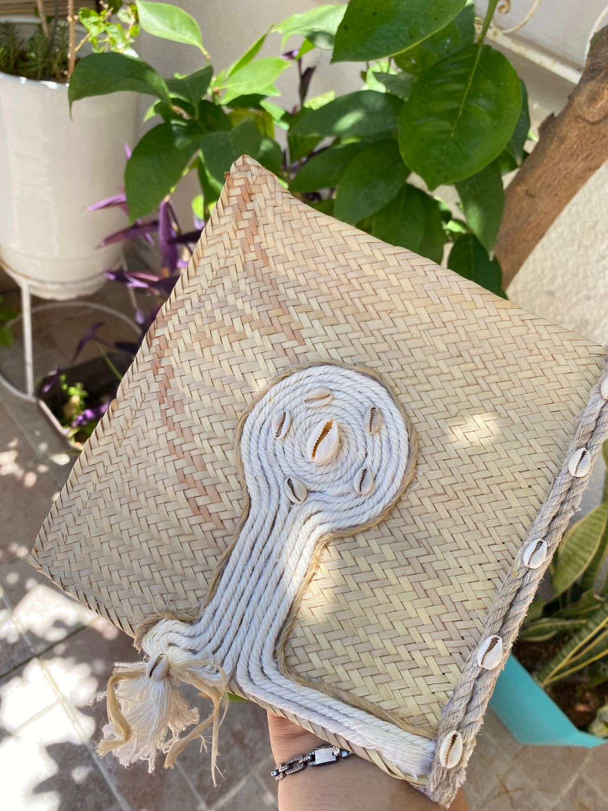 Éventail paille fait main avec coquillage cauris, élégance estivale