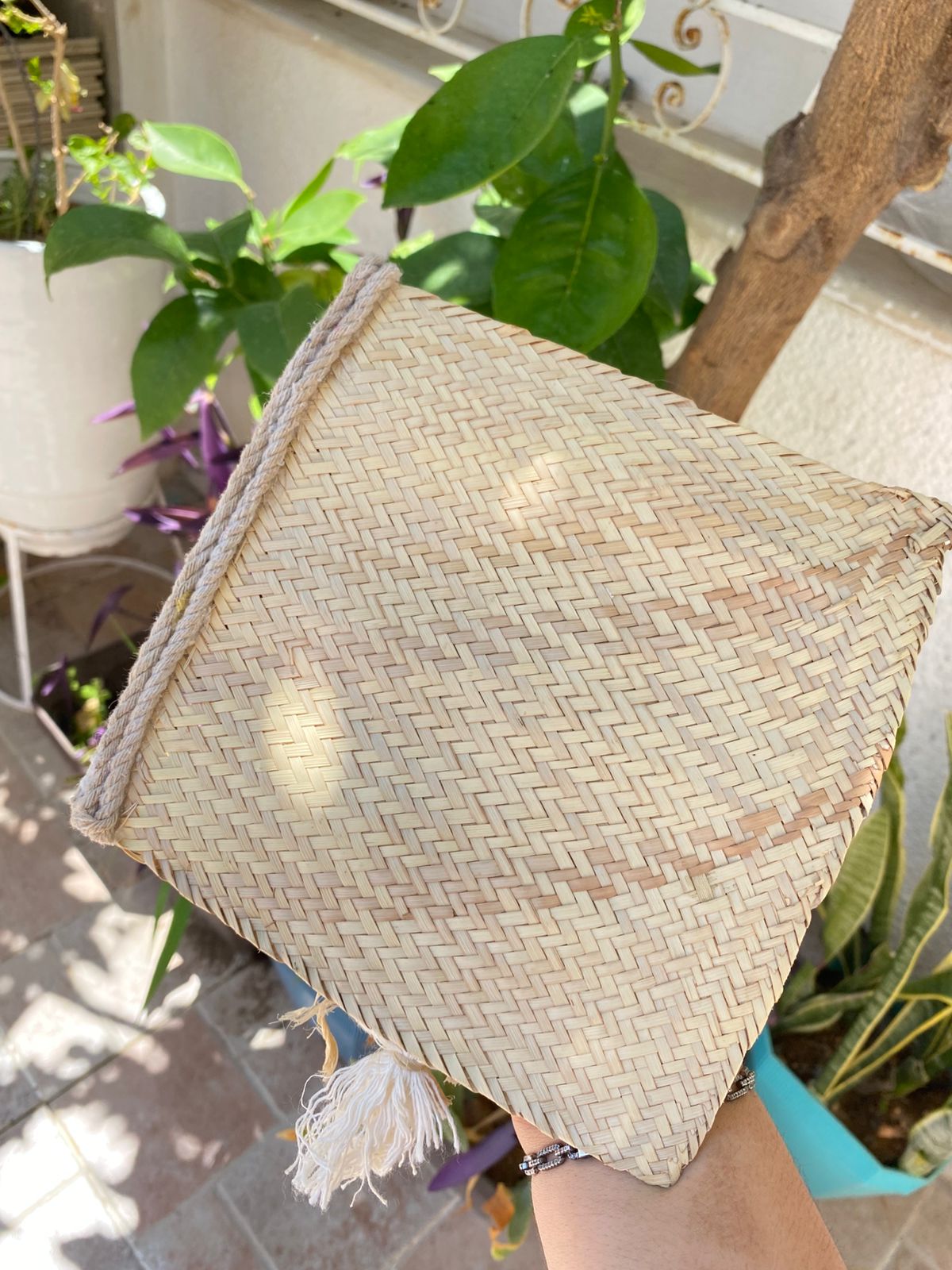 Éventail paille fait main avec coquillage cauris, élégance estivale
