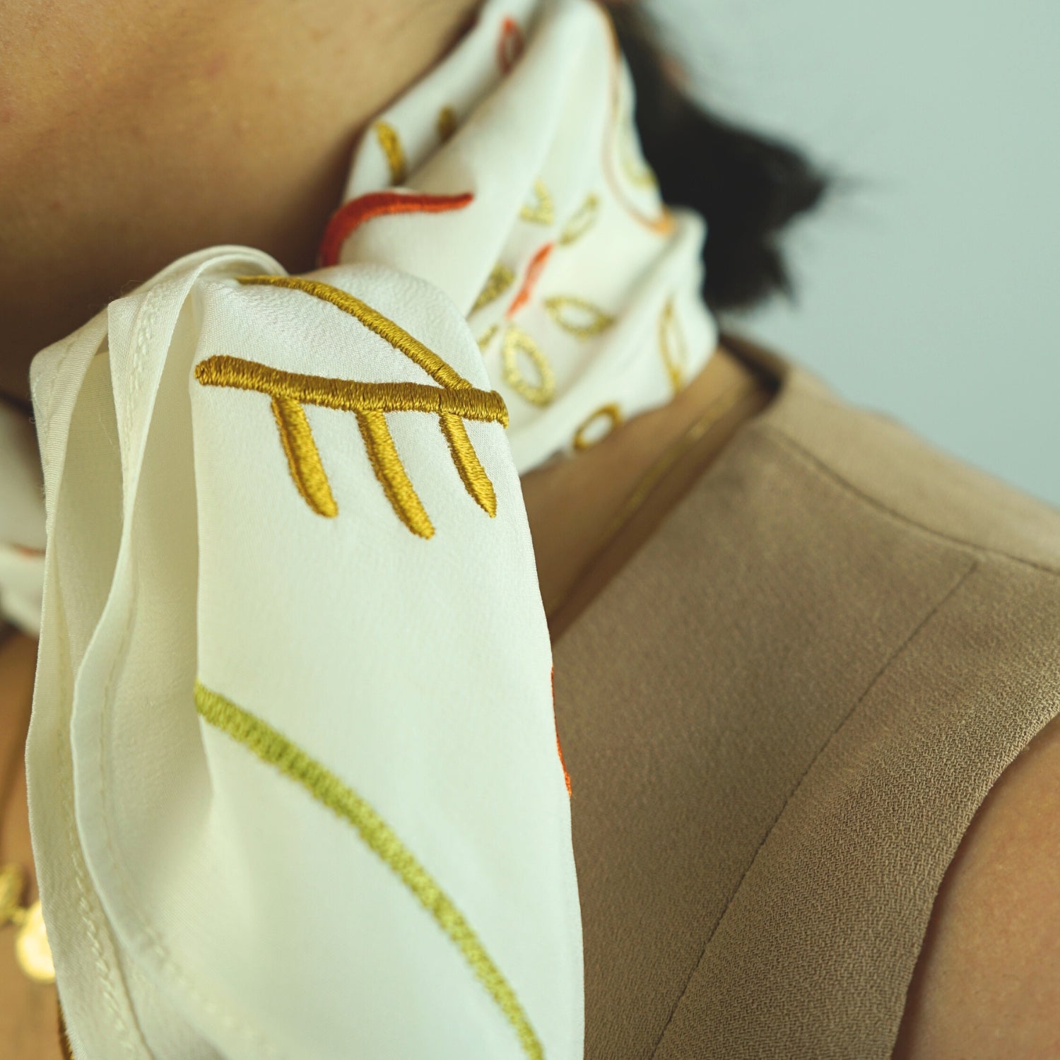 Foulard blanc brodé : Élevez votre style avec élégance artisanale