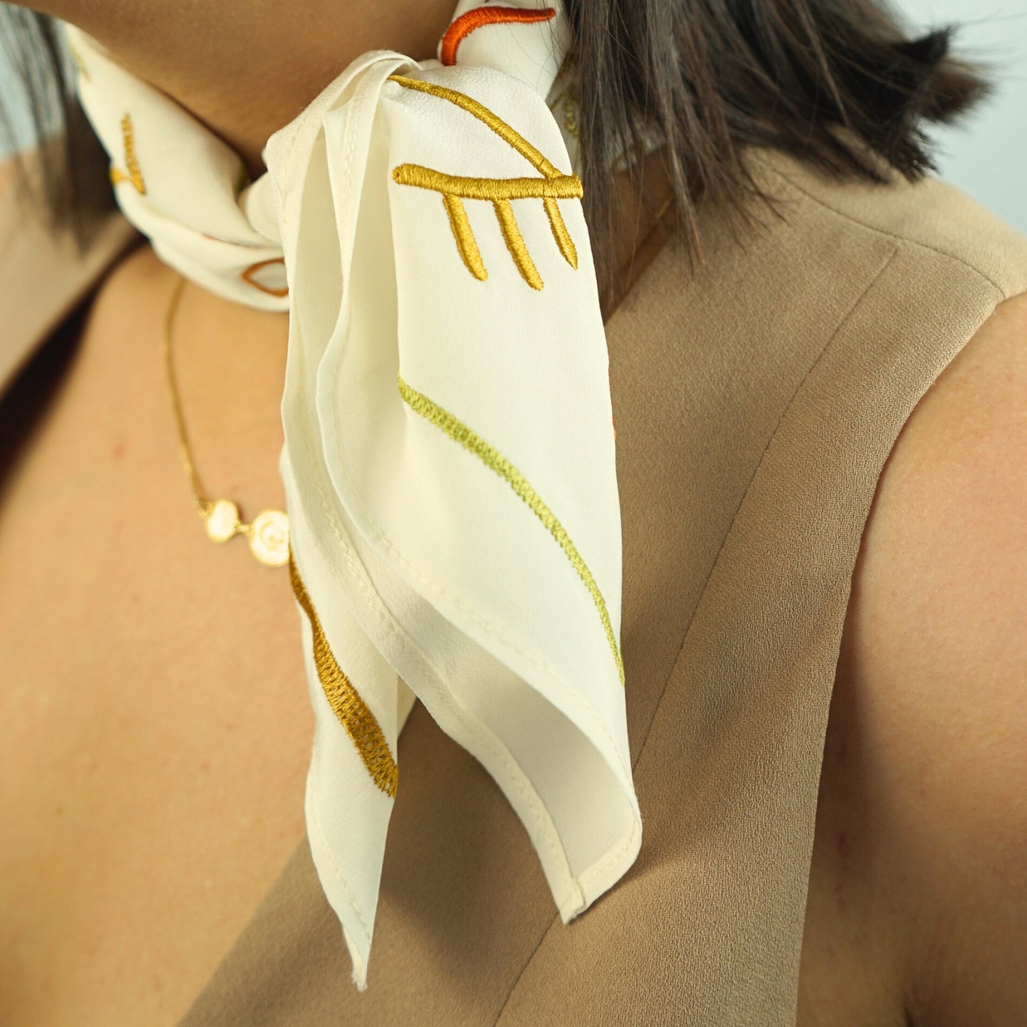 Foulard blanc brodé : Élevez votre style avec élégance artisanale