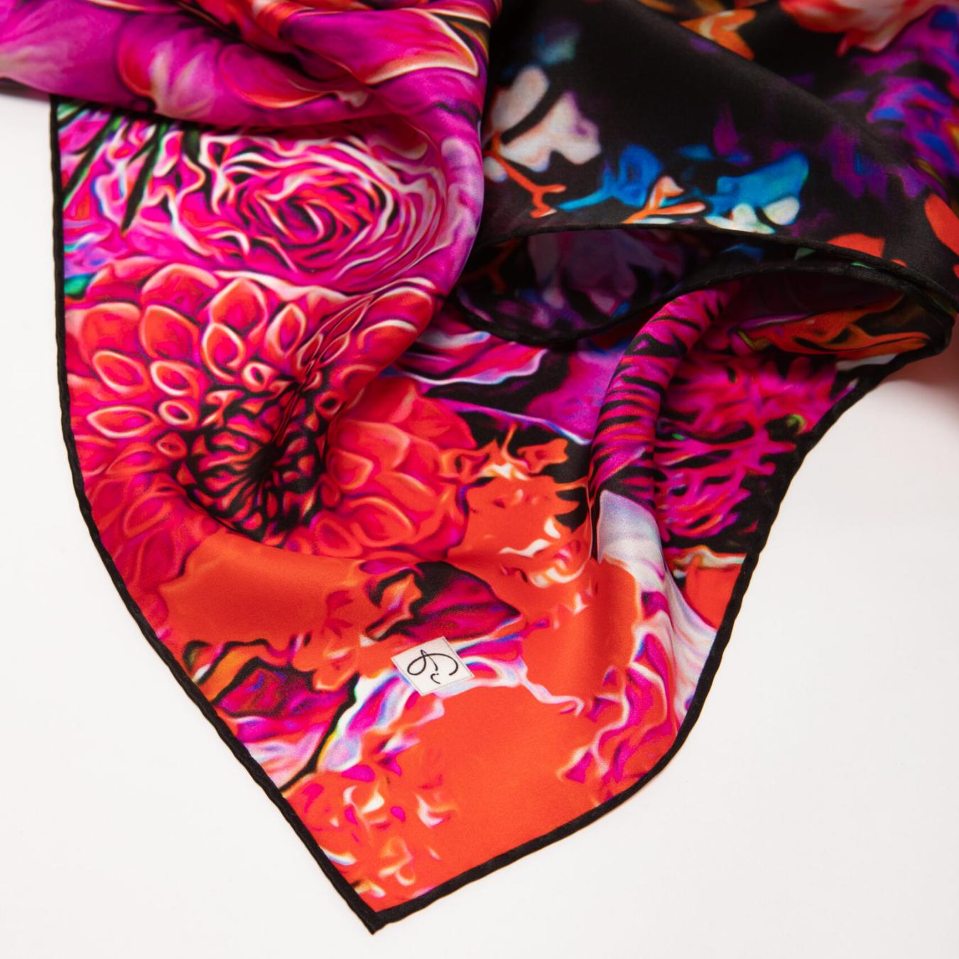 Foulard rouge en soie naturelle "Flattering infinity"