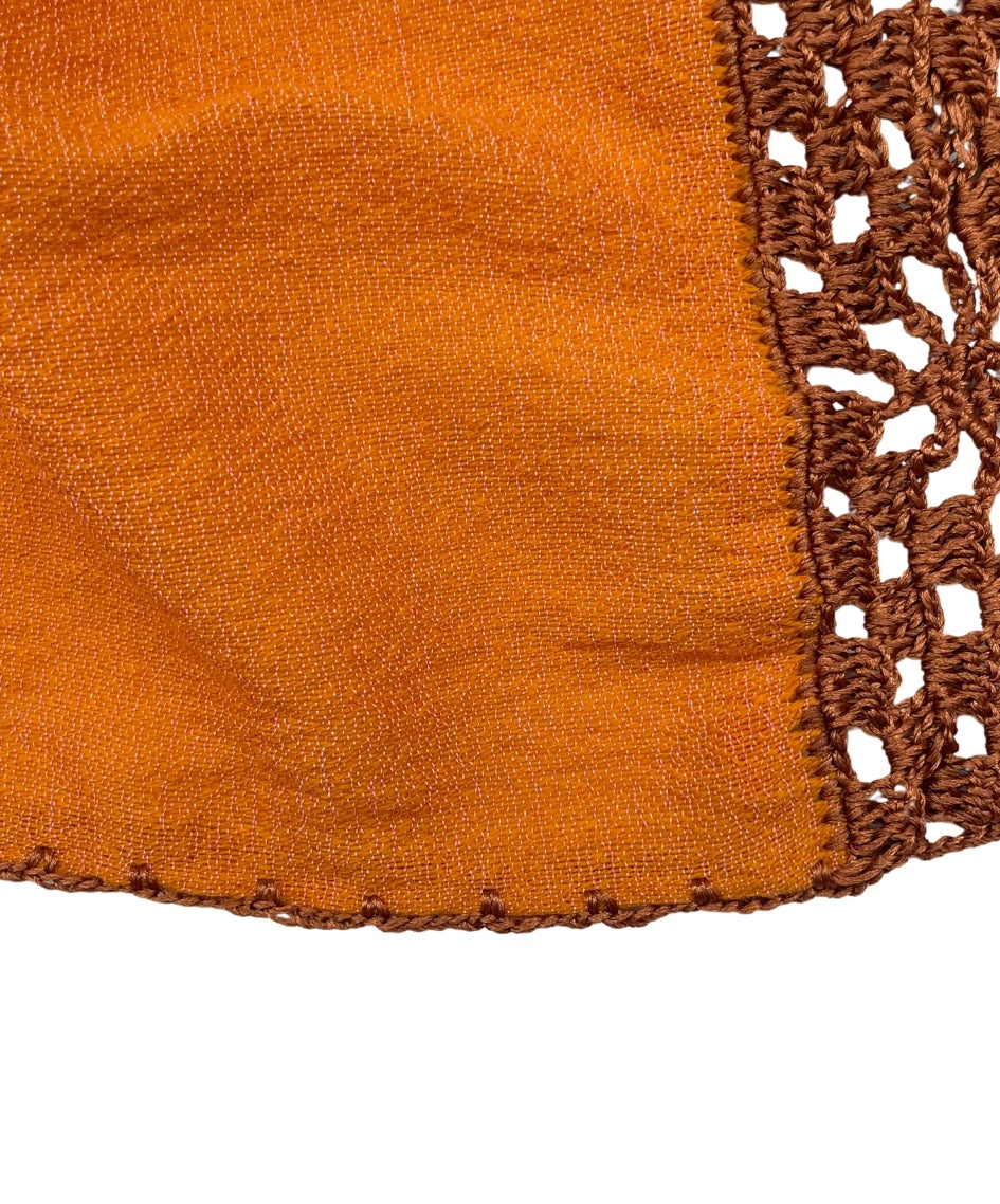 Gilet Orange avec un détail en broderie au milieu