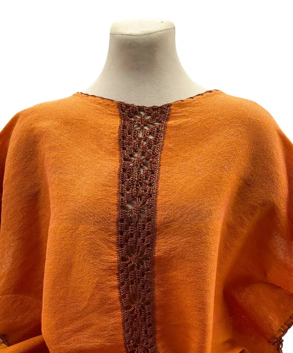 Gilet Orange avec un détail en broderie au milieu