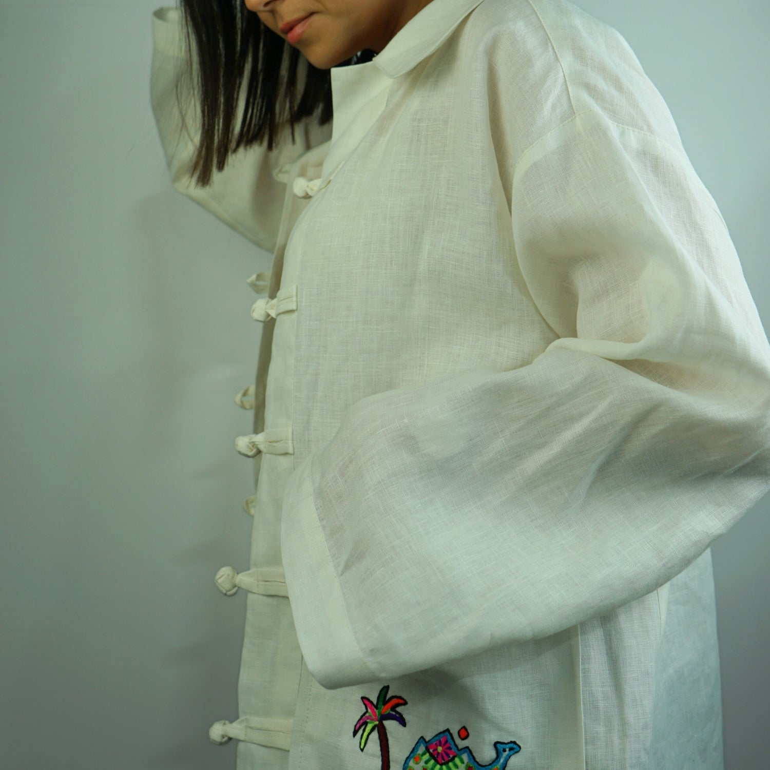 Gilet dengri en lin blanc naturel au style Saharien