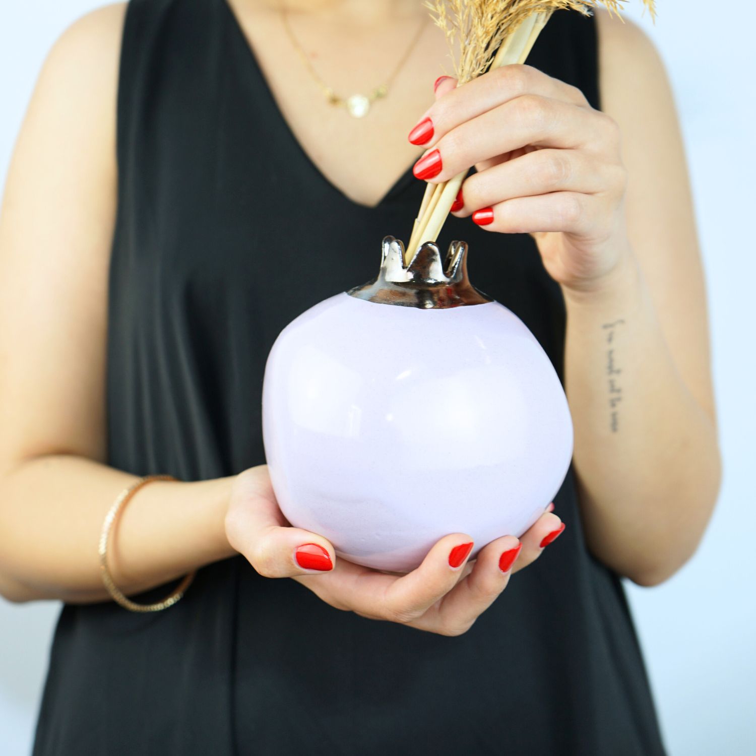 Grenade céramique rose : Artisanat tunisien pour un déco chic