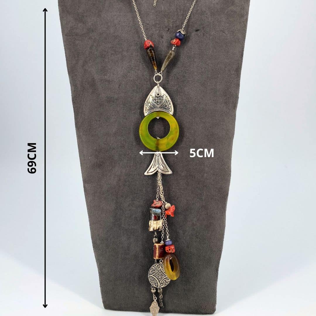 Collier sautoir en argent avec un pendentif central en forme de poisson : corail, céramique de la gaité et pierres.