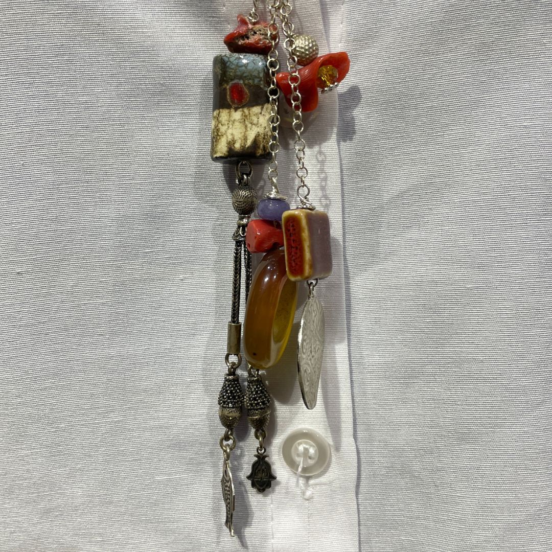Collier sautoir en argent avec un pendentif central en forme de poisson : corail, céramique de la gaité et pierres.