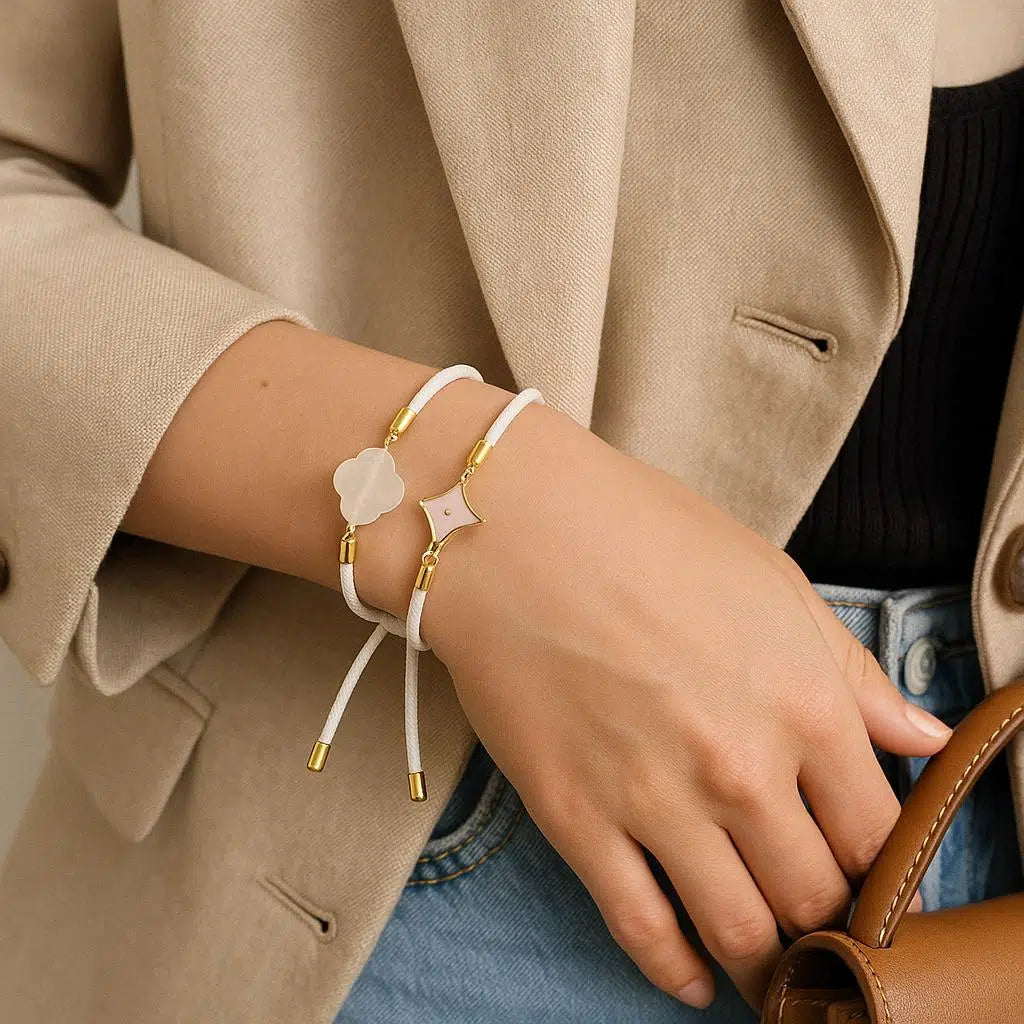 Bracelet en cordon blanc et motif de trèfle blanc