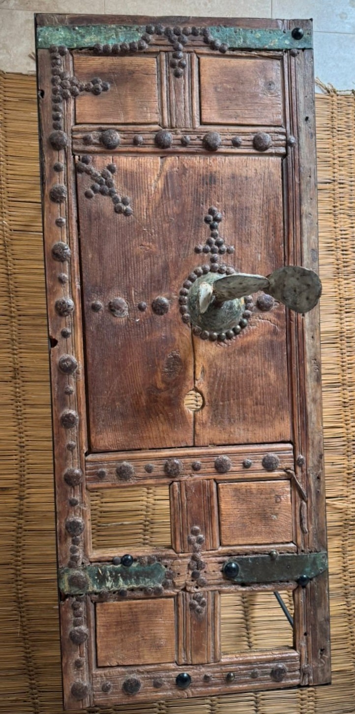 Table Vintage Élégante : Charme Authentique pour Votre Intérieur