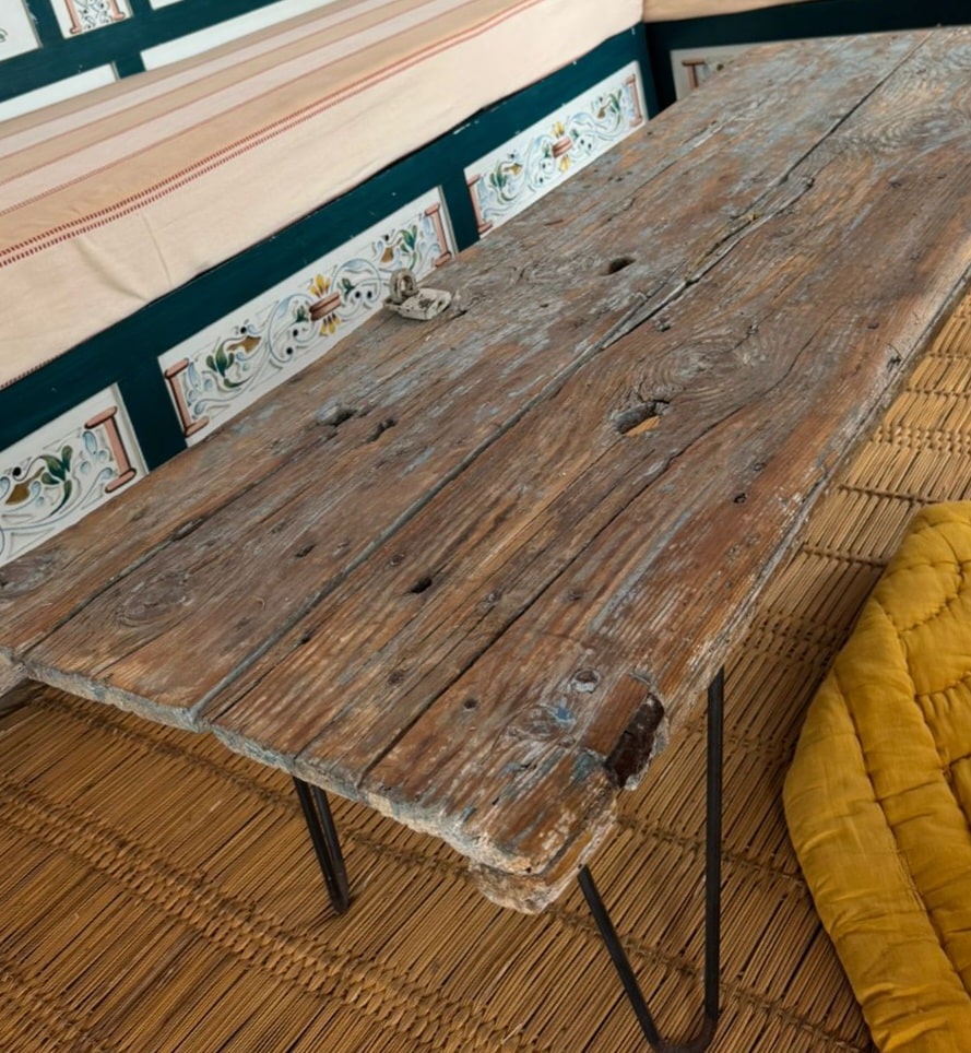 Table ancienne unique : charme intemporel pour votre intérieur