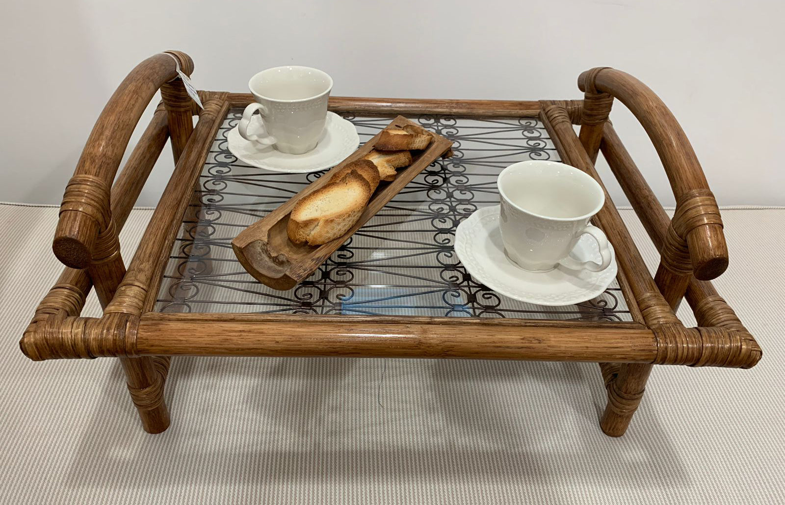 Table petit déjeuner en rotin et fer forgé, élégance assurée !