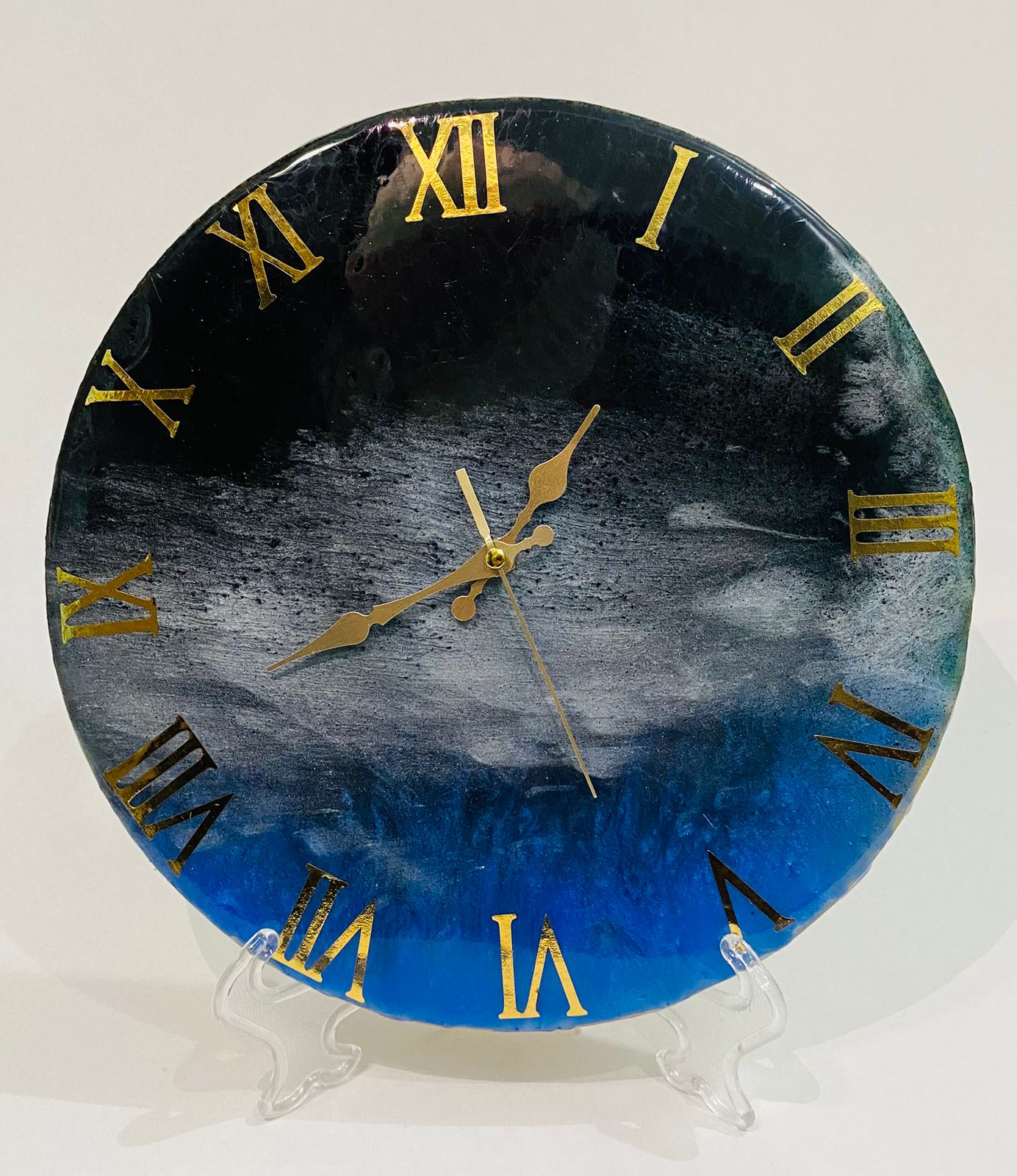 Horloge murale bleu marine & noir en résine et bois (27 cm)