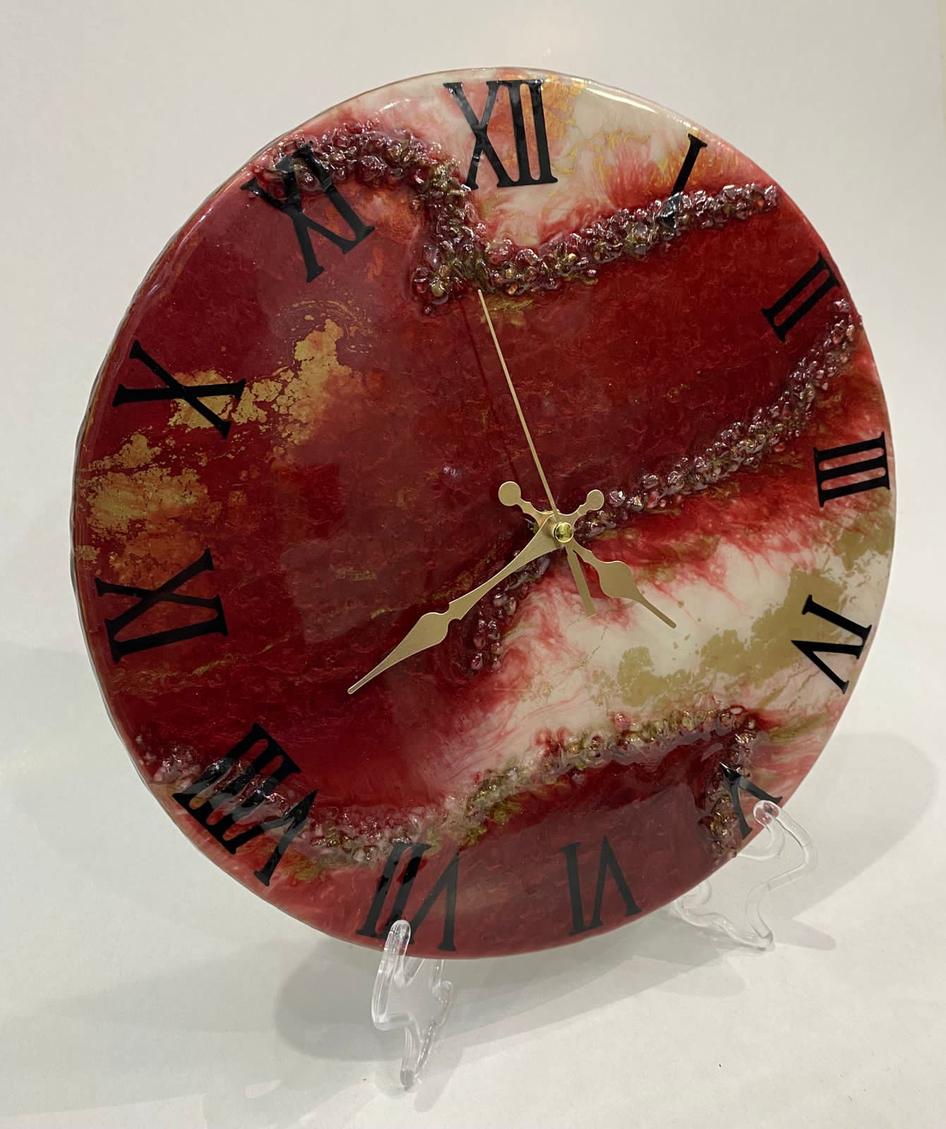 Horloge rouge en bois et résine : élégance abstraite unique