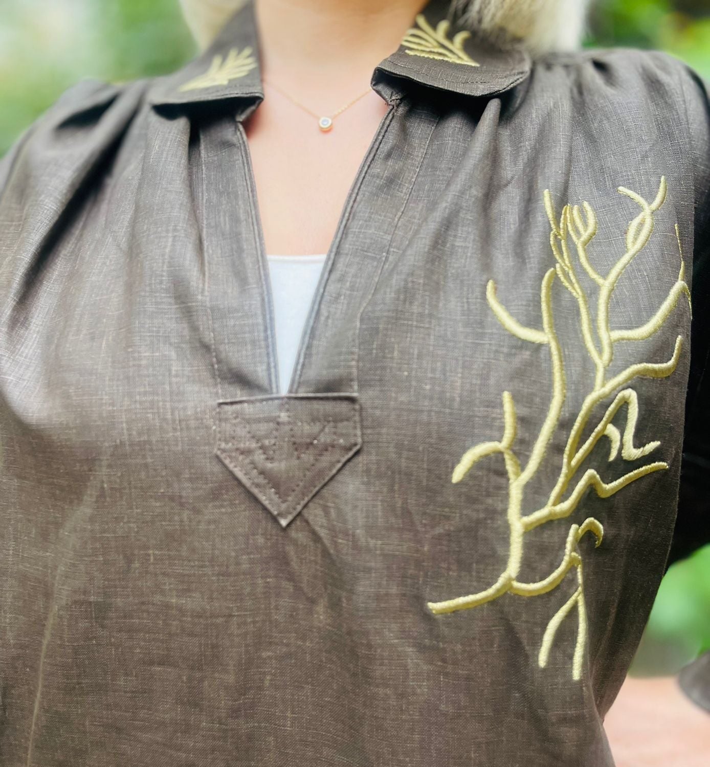 Blouza en lin marron brodée au fil de soie