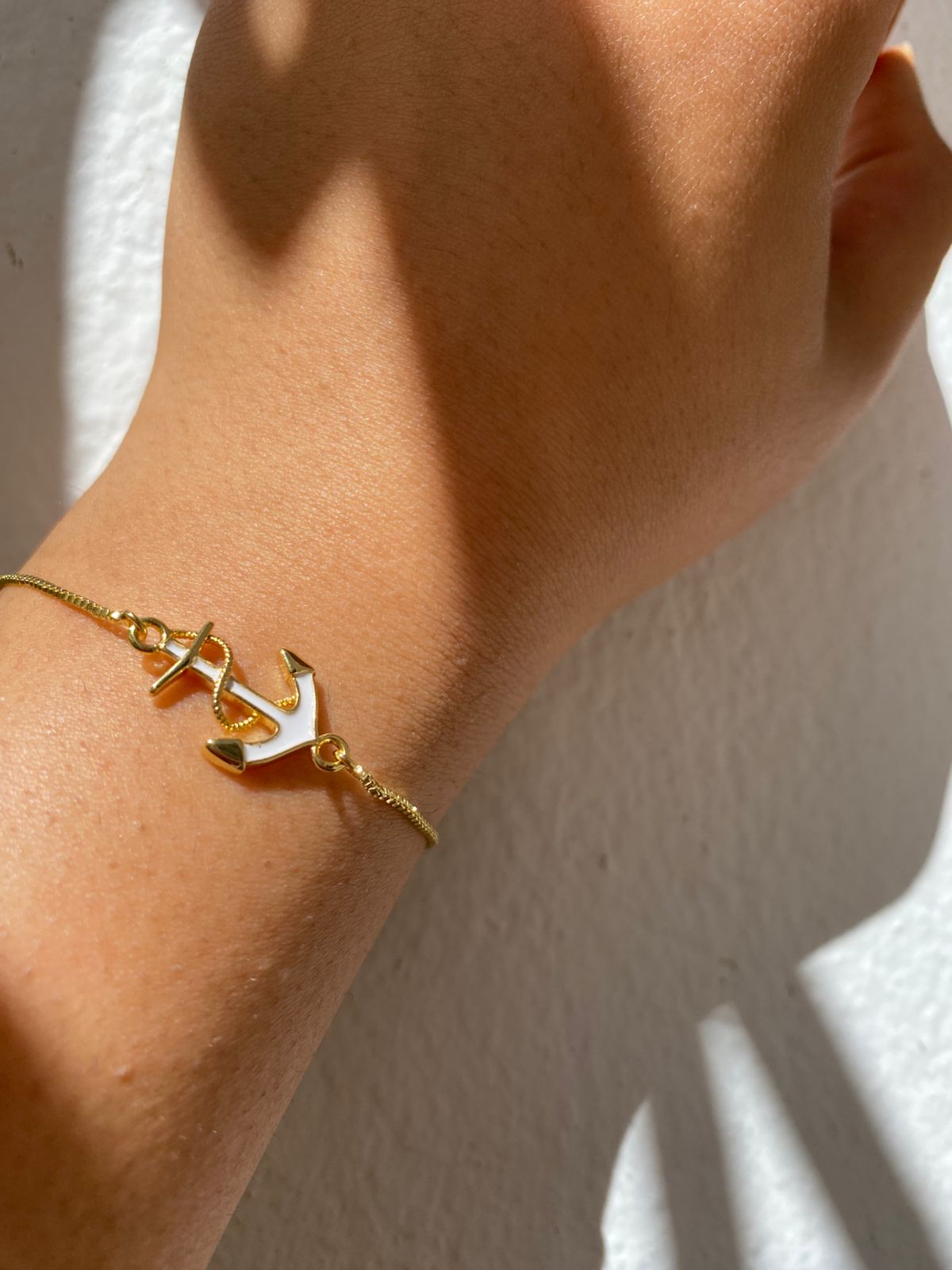 Bracelet Ancre : Élégance dorée et protection garantie