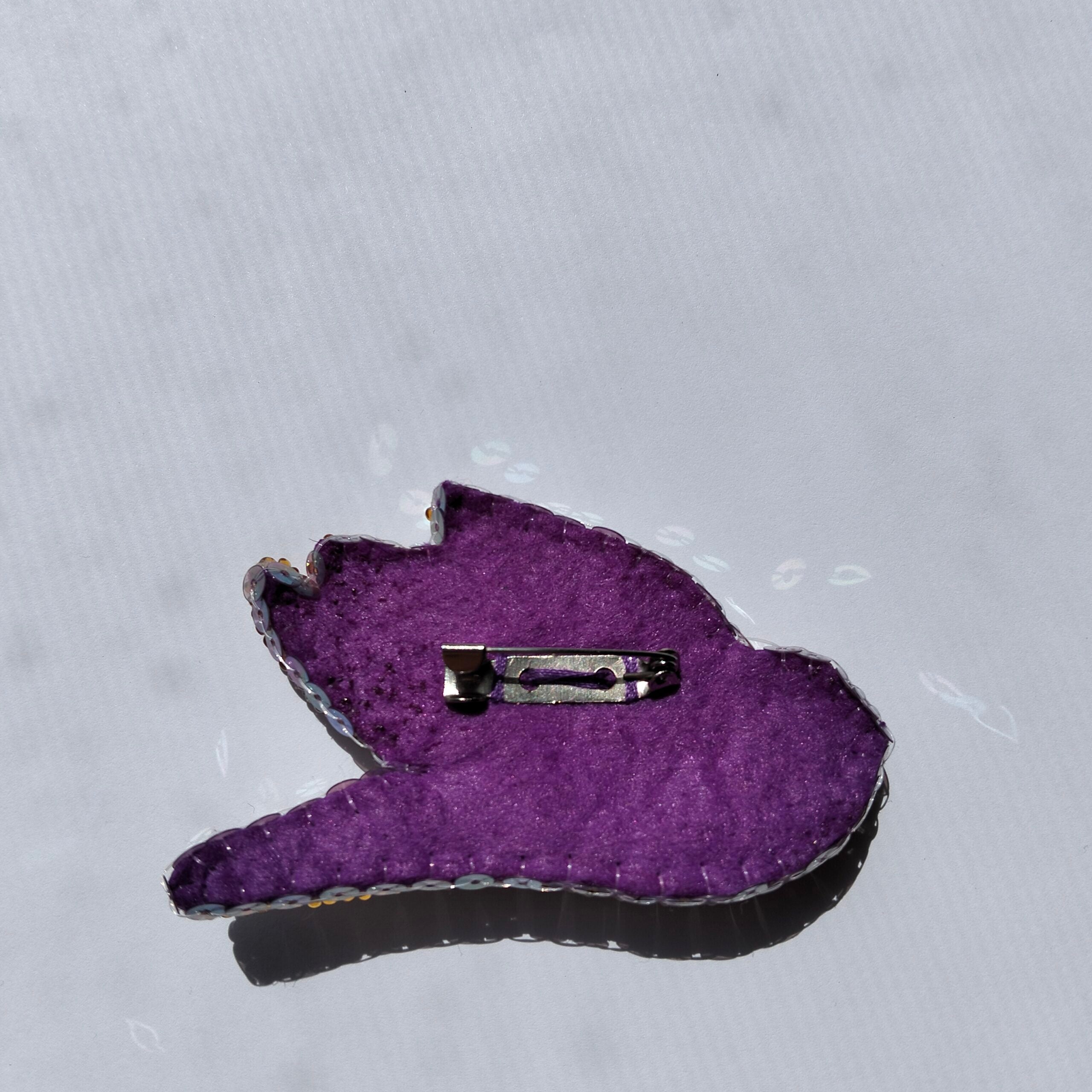 Broche oiseau brodée à la main cristaux preciosa bronze & violet