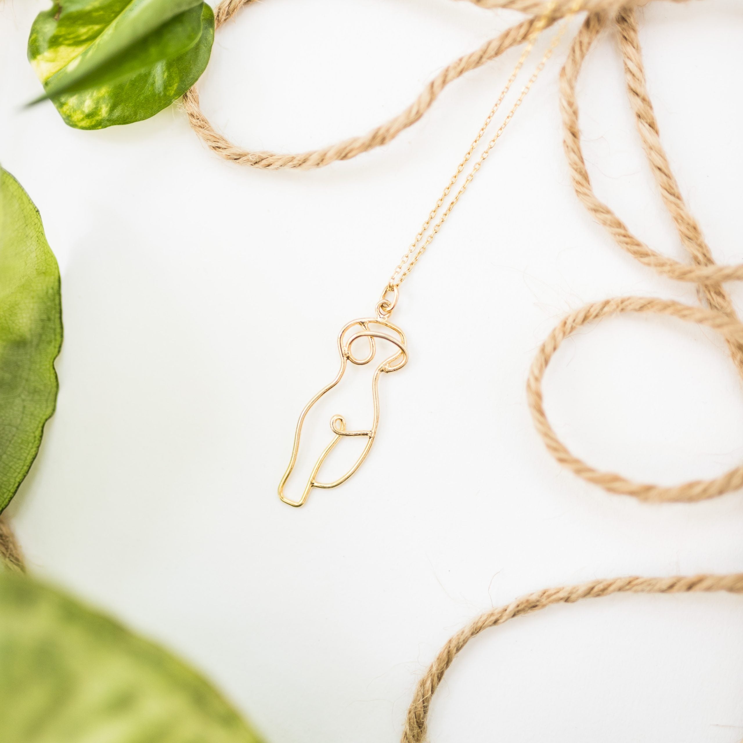 قلادة مصنوعة يدويًا من الفضة عيار 900 على شكل جسم أنثوي