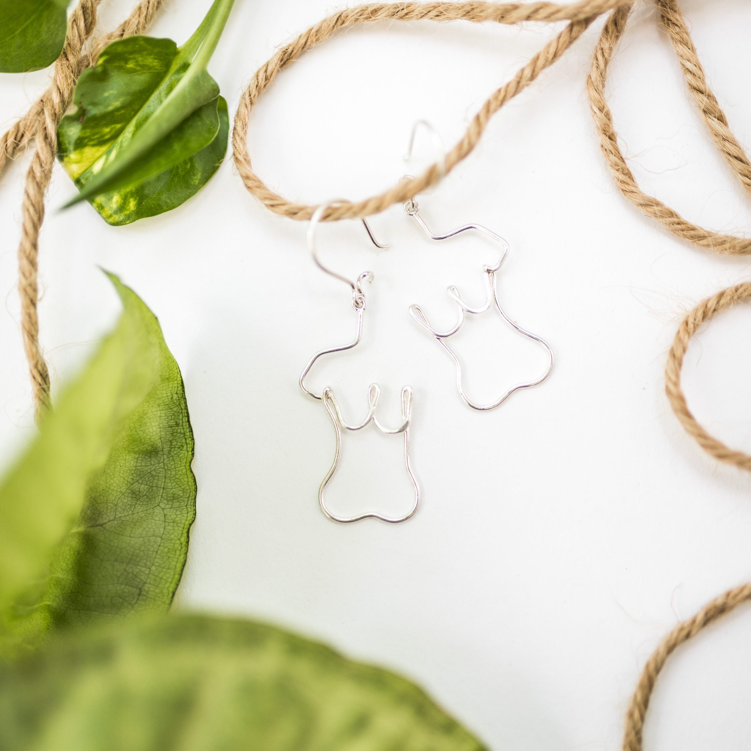 أقراط مصنوعة يدويًا من الفضة عيار 900 على شكل جسم أنثوي