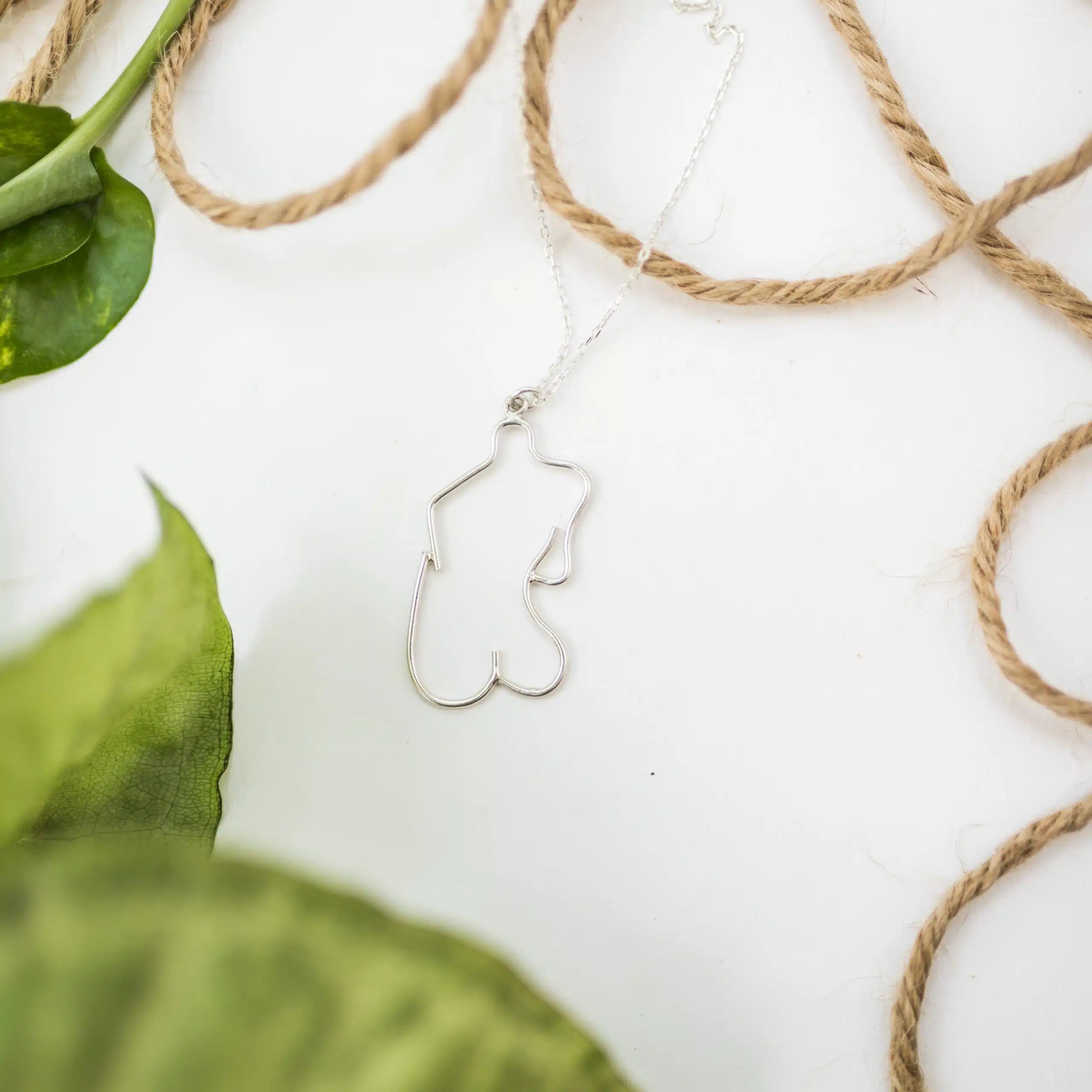 Collier corps féminin minimaliste fait main en argent 925