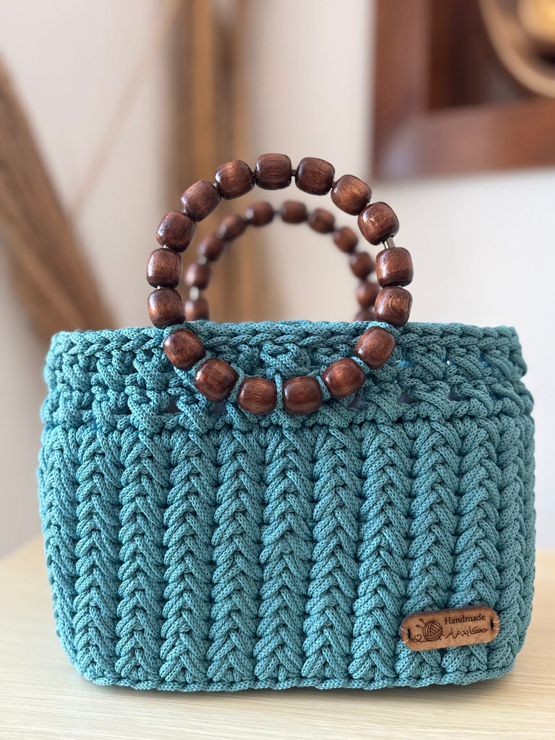 sac en crochet bleu avec anses en bois