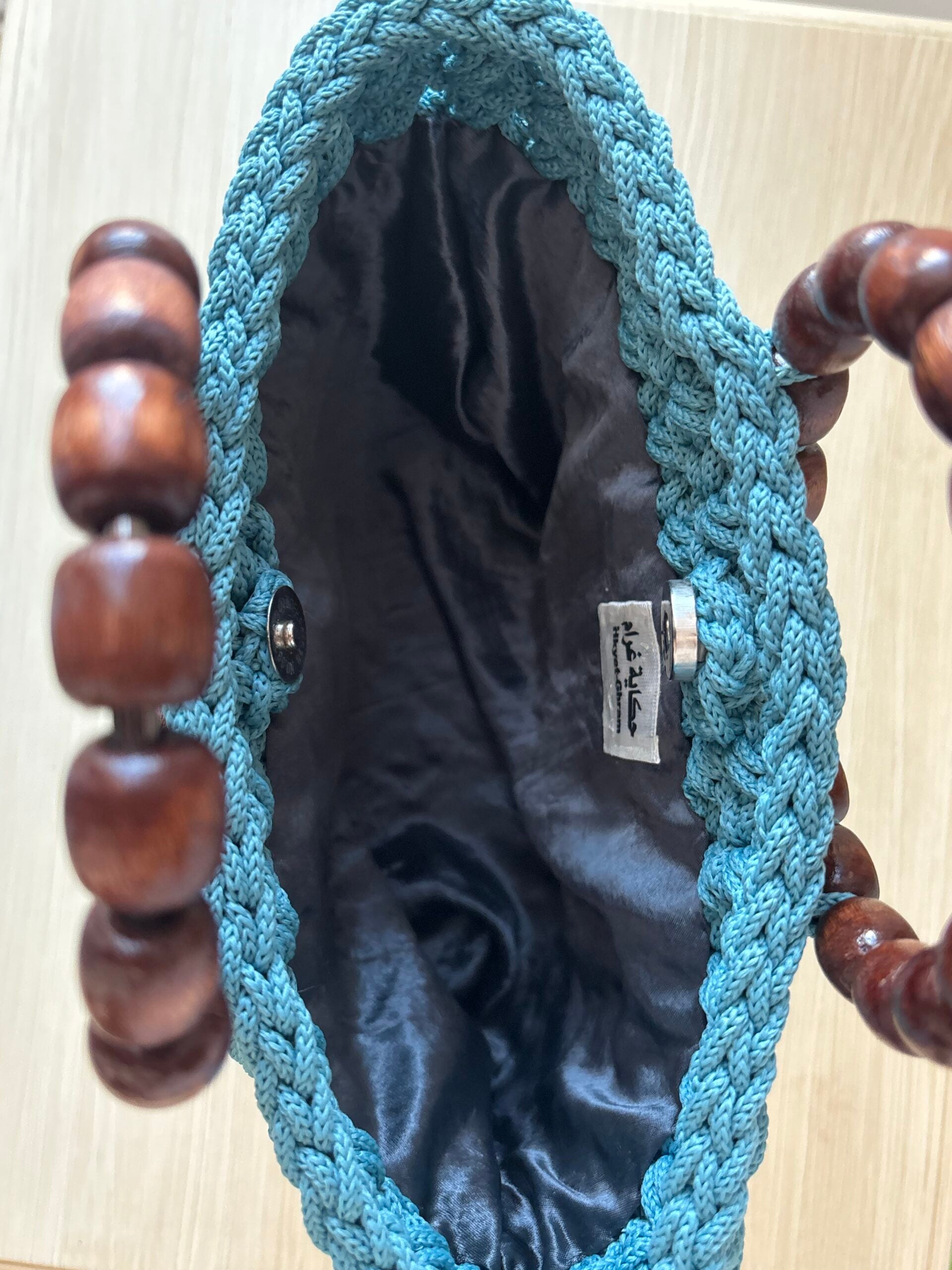 sac en crochet bleu avec anses en bois