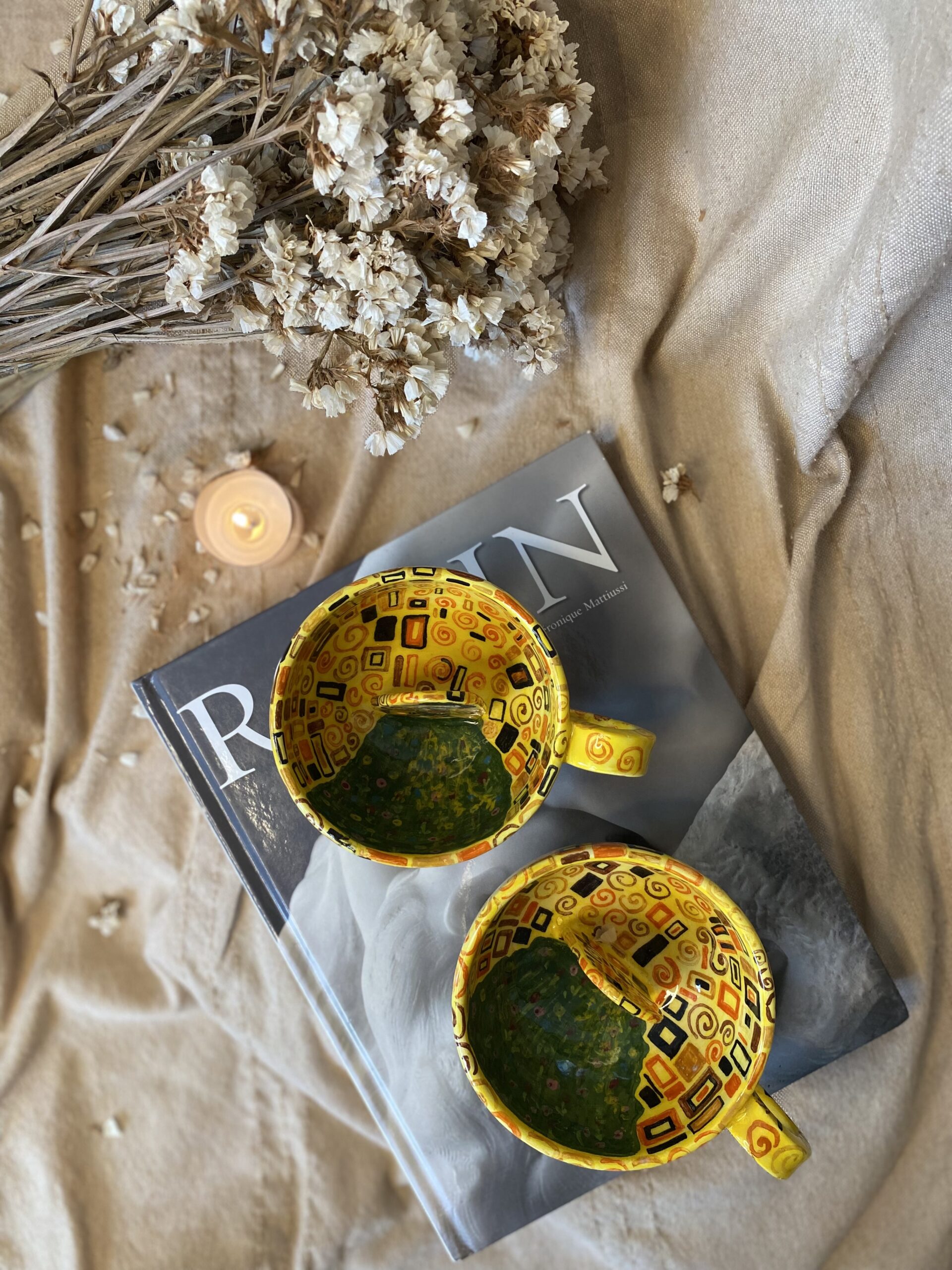 Mug en Céramique Inspiré de "The Kiss" de Gustav Klimt - Élégant et Spacieux, 9 cm de Diamètre