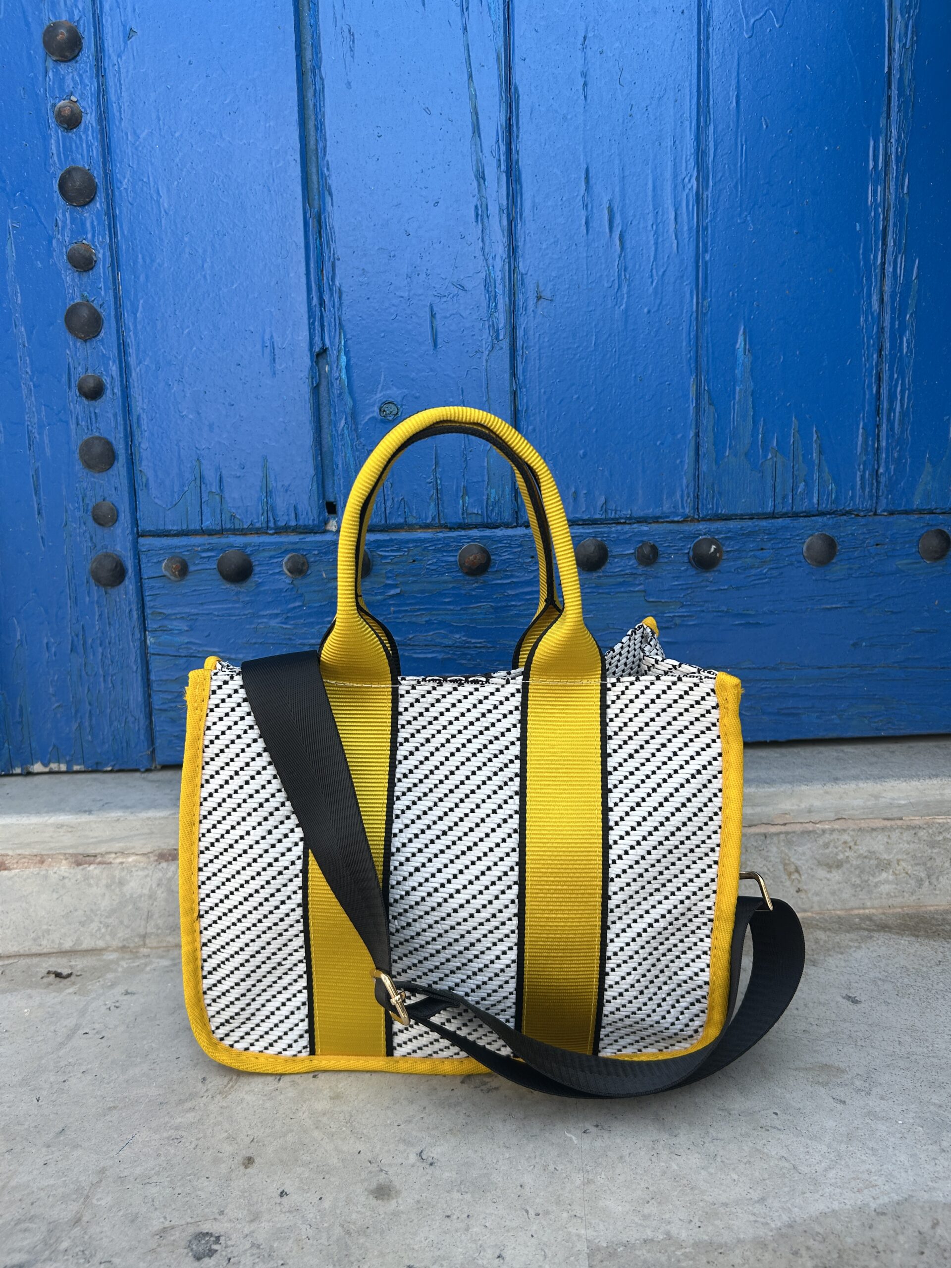 Sac blanc et jaune en bandoulière, l'élégance à portée de main !