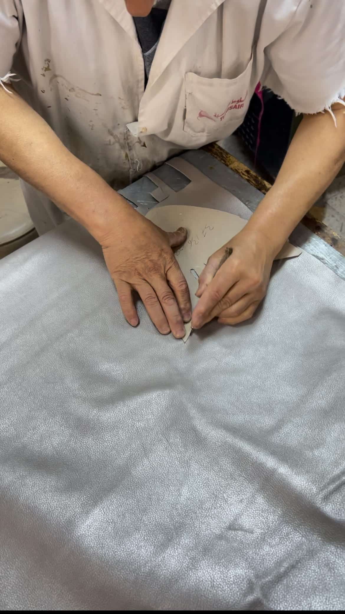 Babouche "Eden" en daim vert kaki unisexe - Balgha upcylée