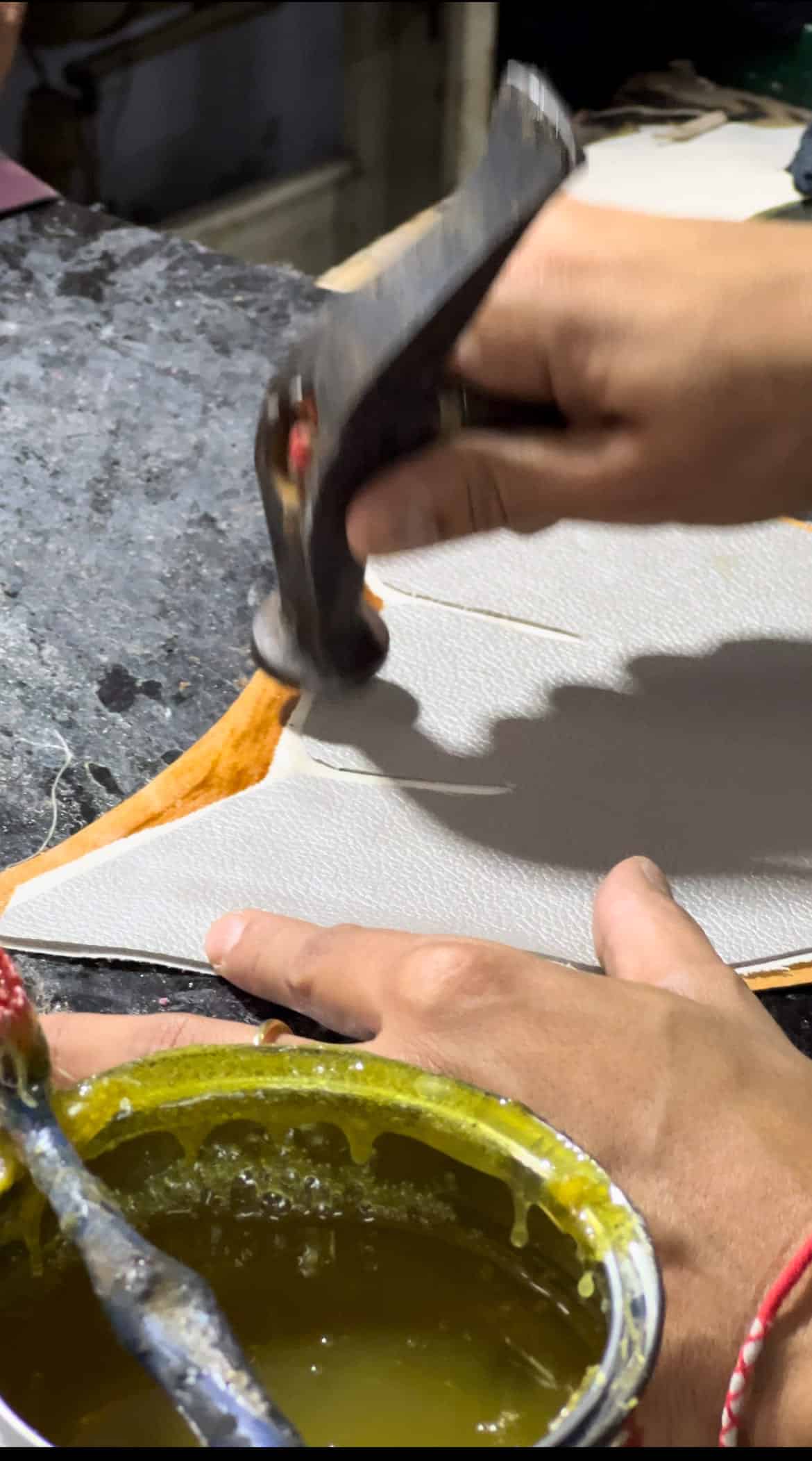 Babouche "Eden" en daim vert kaki unisexe - Balgha upcylée
