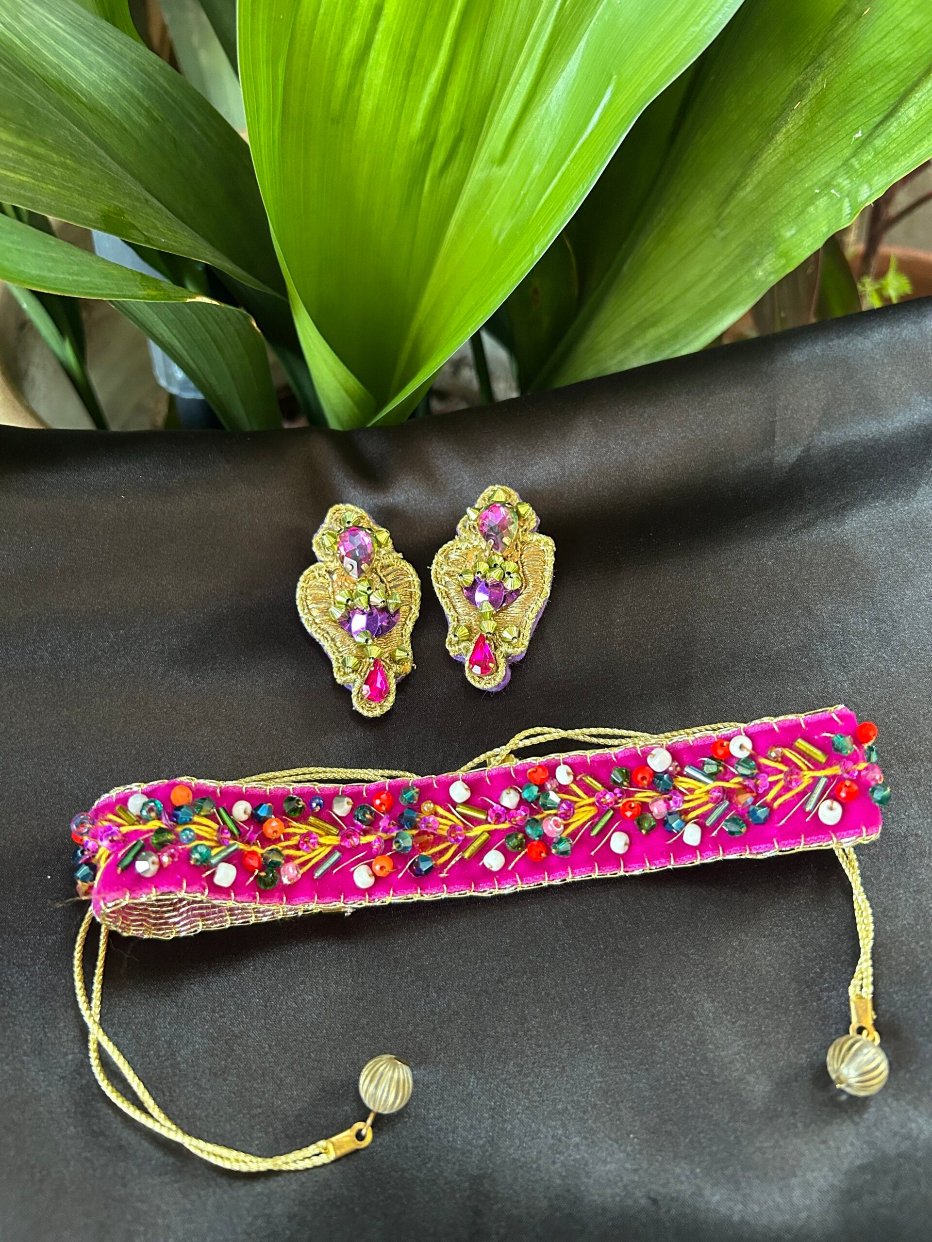 Collier brodé sur velours