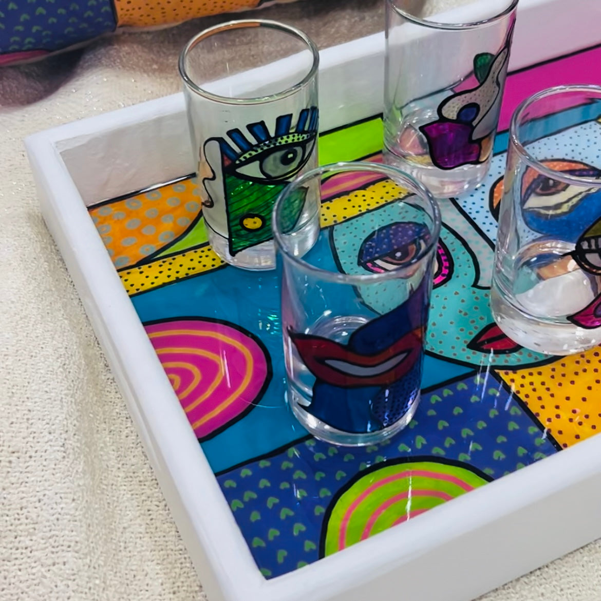 Set de 6 Verres et 6 Dessous de Verre Colorés - Visages Cubistes Modernes