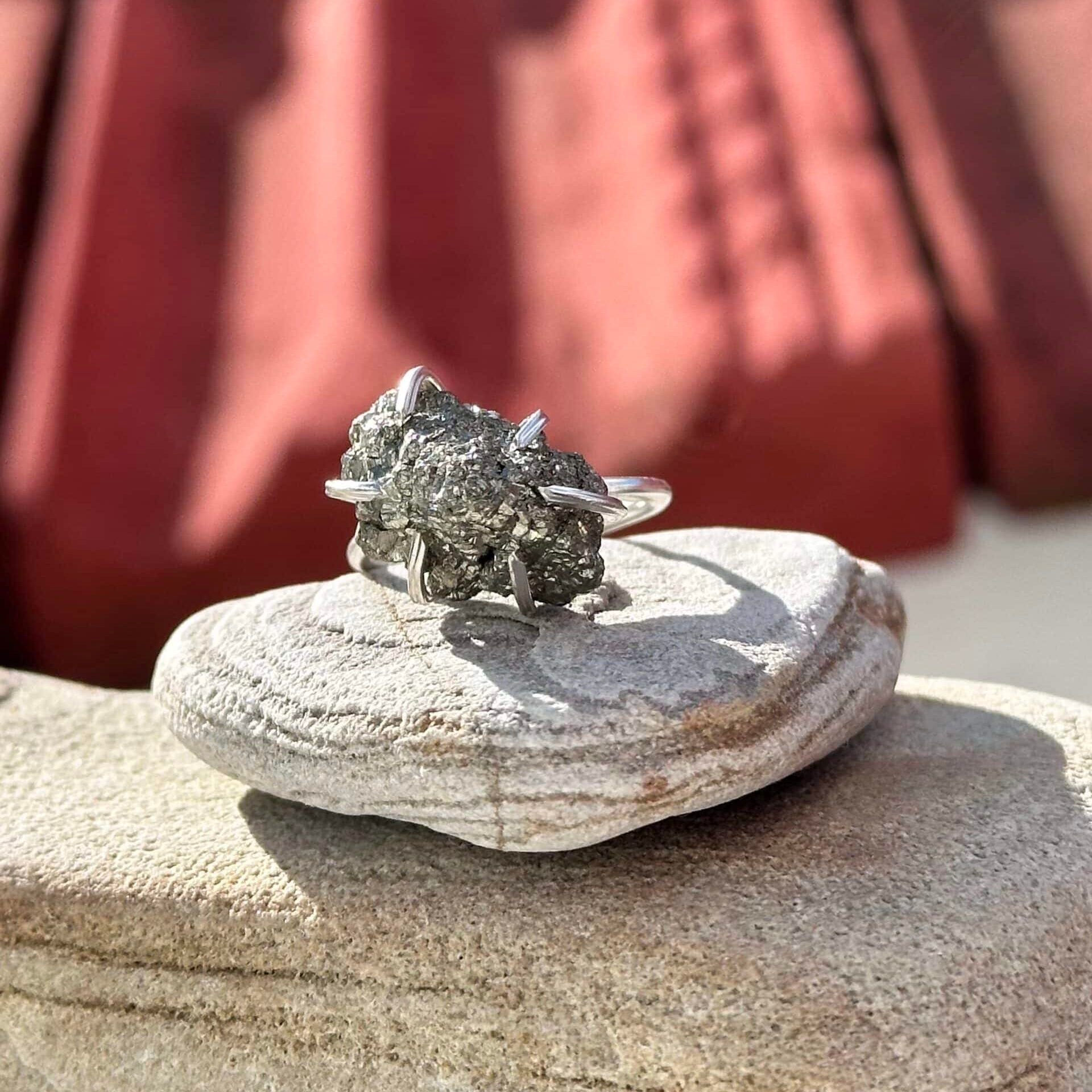Bague en argent avec pyrite brute (ajustable) - Élégance et énergie positive