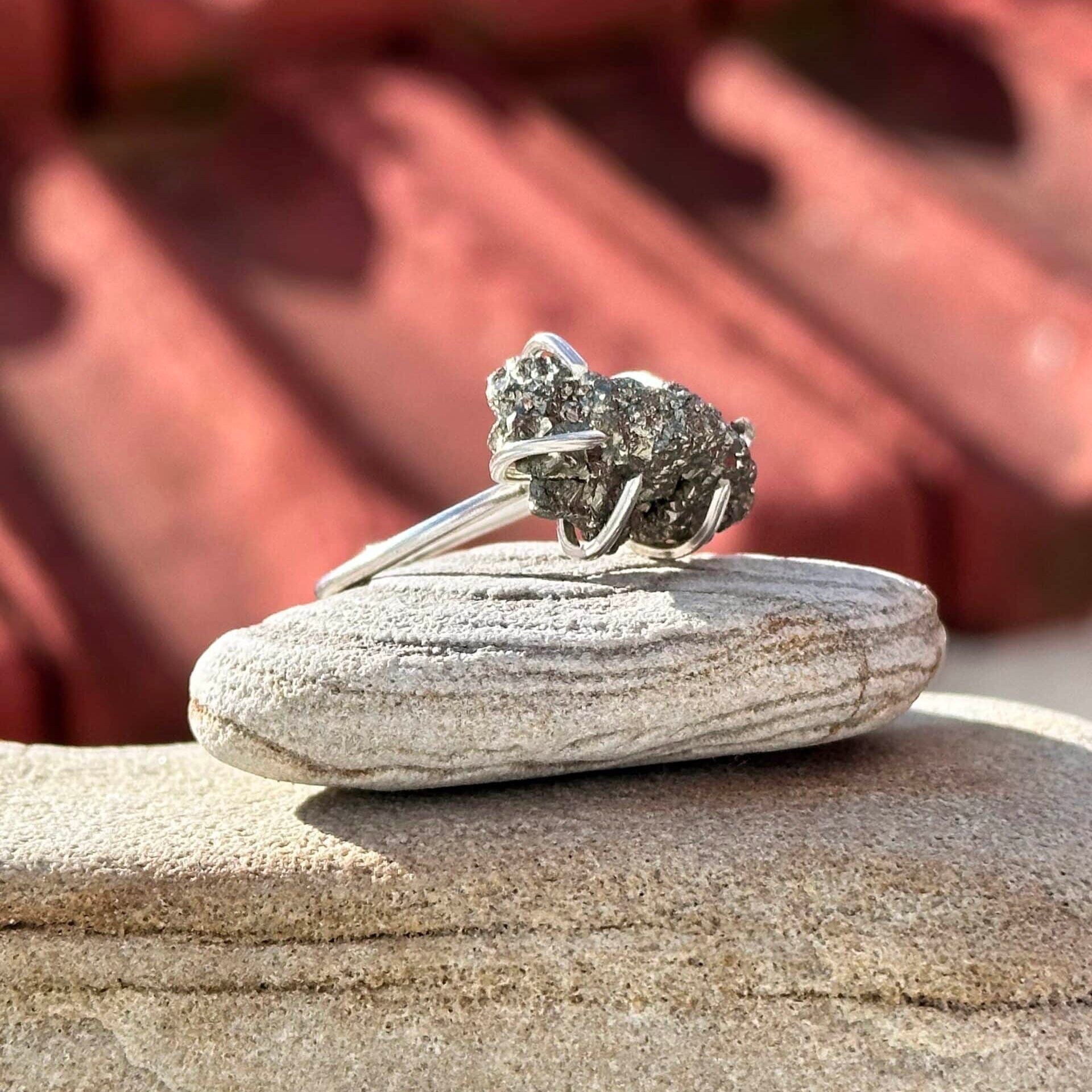 Bague en argent avec pyrite brute (ajustable) - Élégance et énergie positive