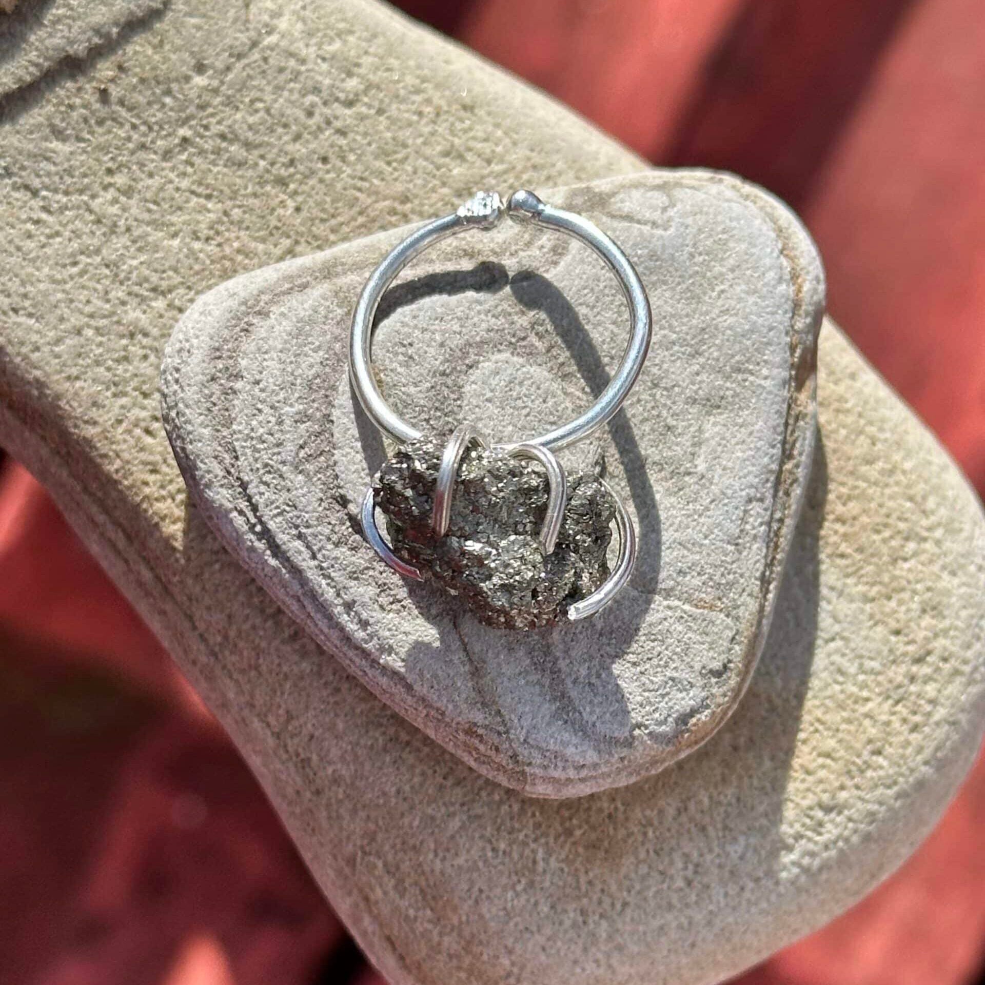 Bague en argent avec pyrite brute (ajustable) - Élégance et énergie positive