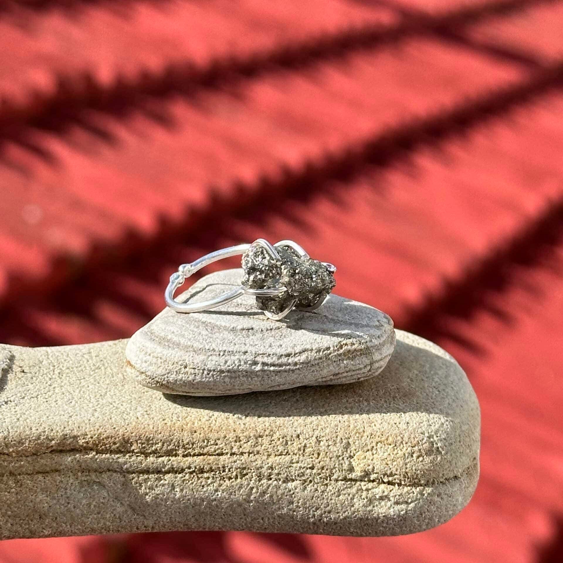 Bague en argent avec pyrite brute (ajustable) - Élégance et énergie positive