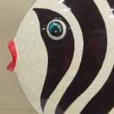 Statue décorative poisson sur socle avec rayures noires