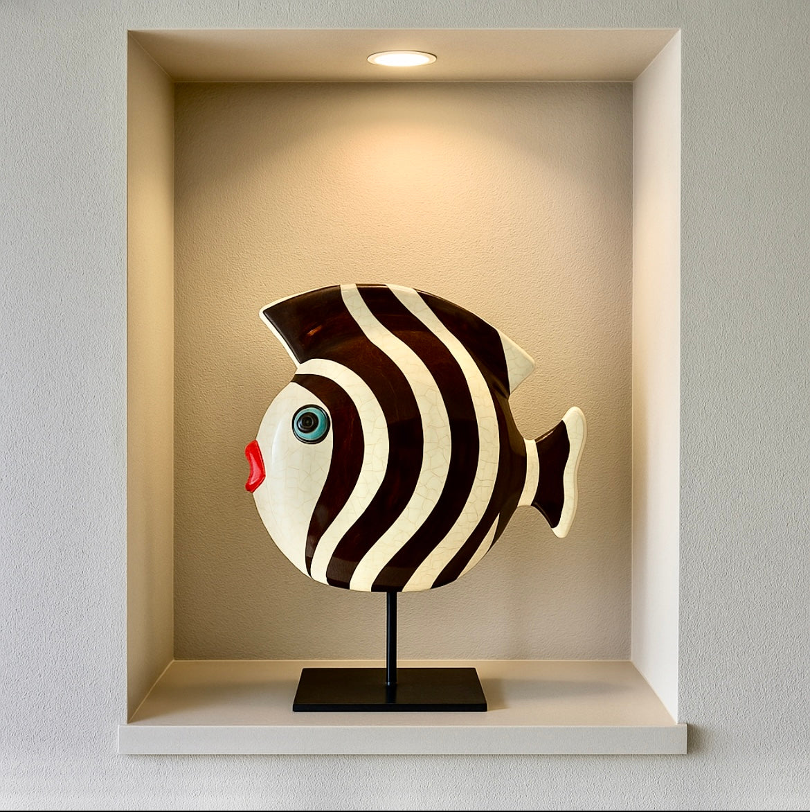 Statue décorative poisson sur socle avec rayures noires