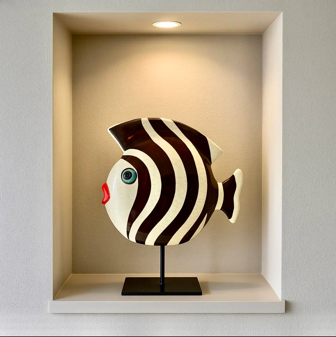 Statue décorative poisson sur socle avec rayures noires