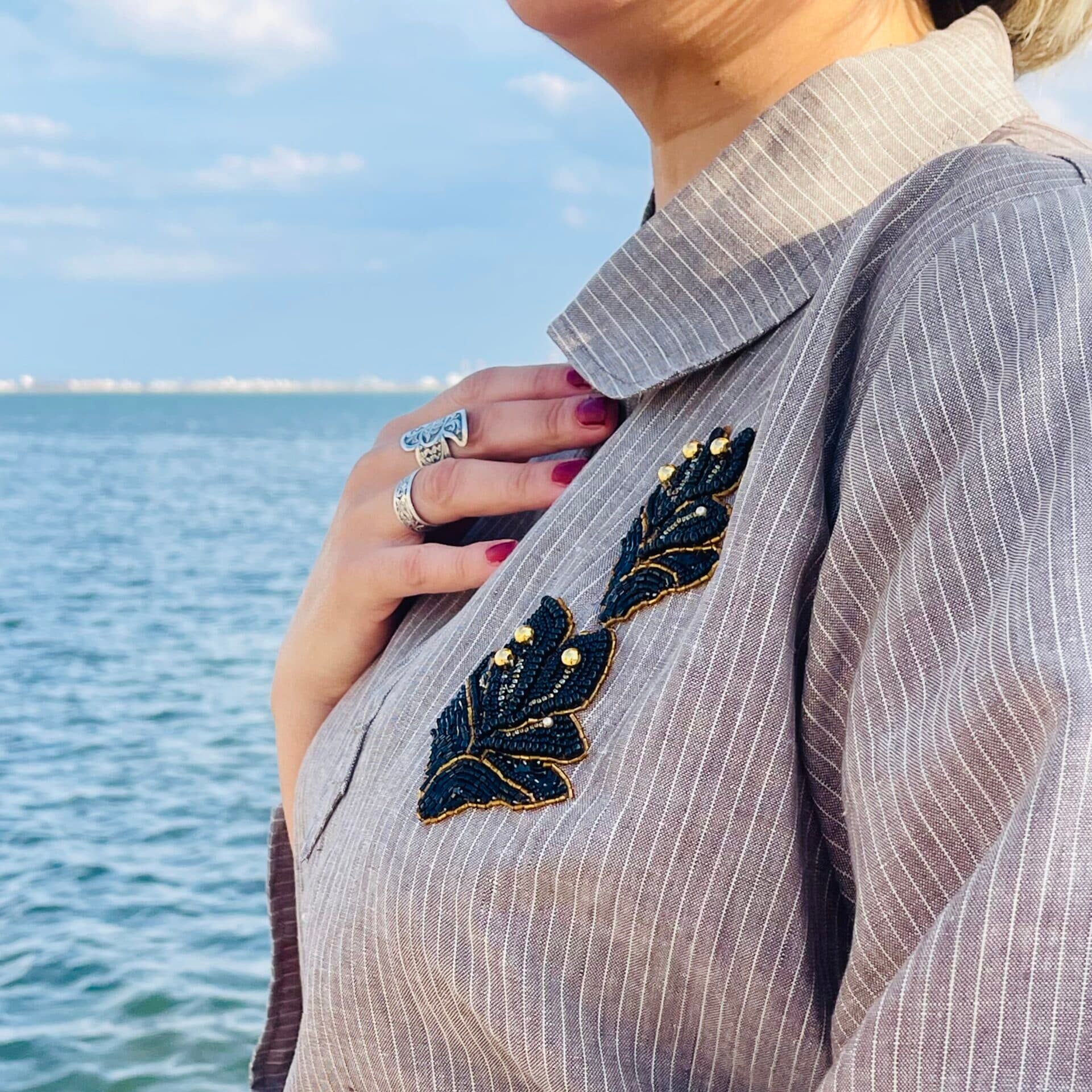 Blouza Djerbienne en lin marron avec rayures blanches brodée à la main