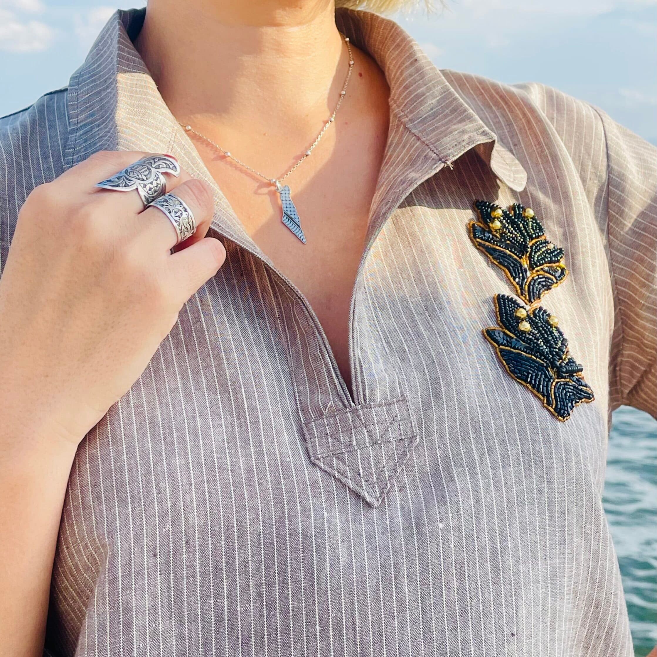 Blouza Djerbienne en lin marron avec rayures blanches brodée à la main