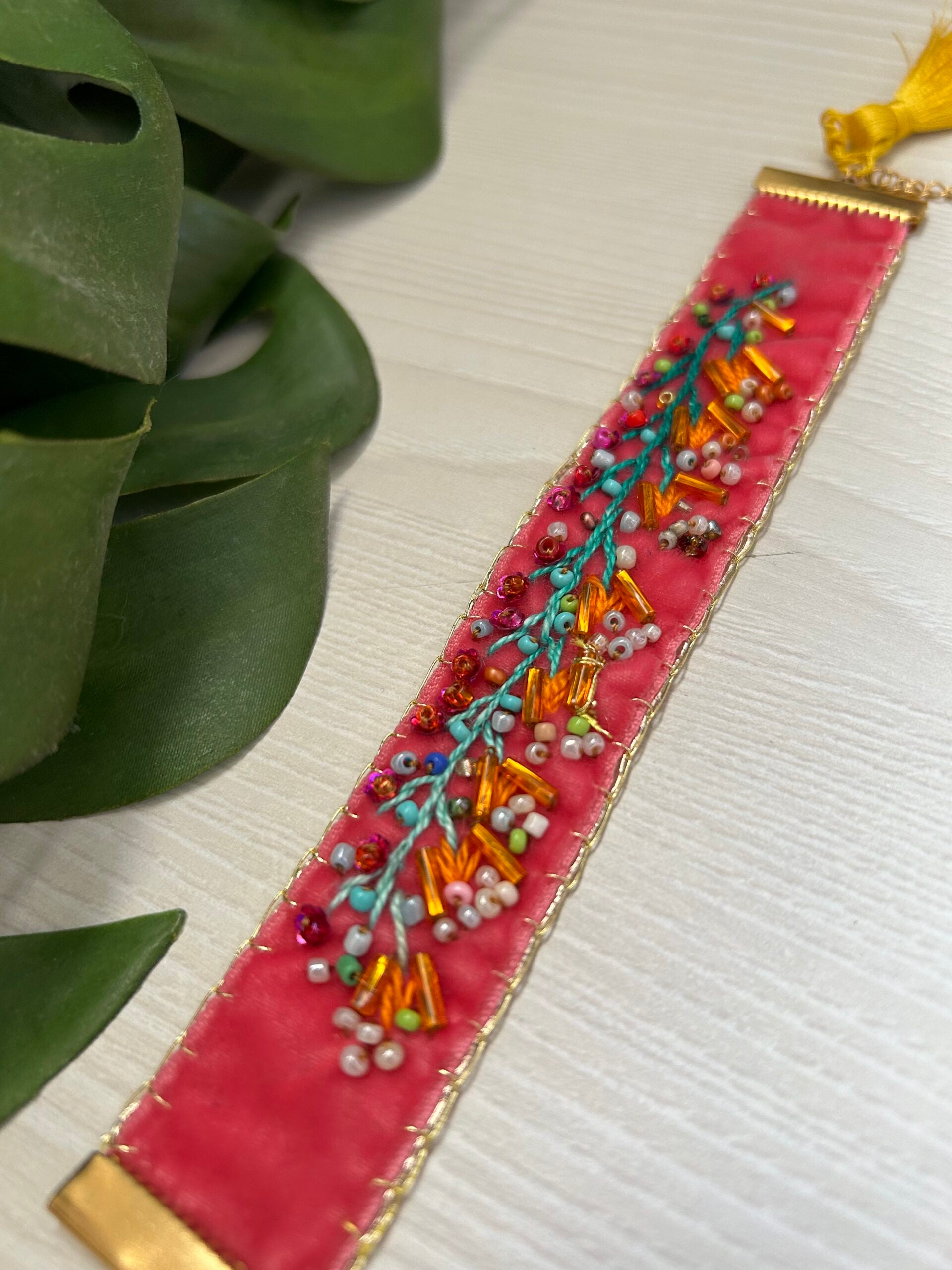 Bracelet ajustable brodé à la main