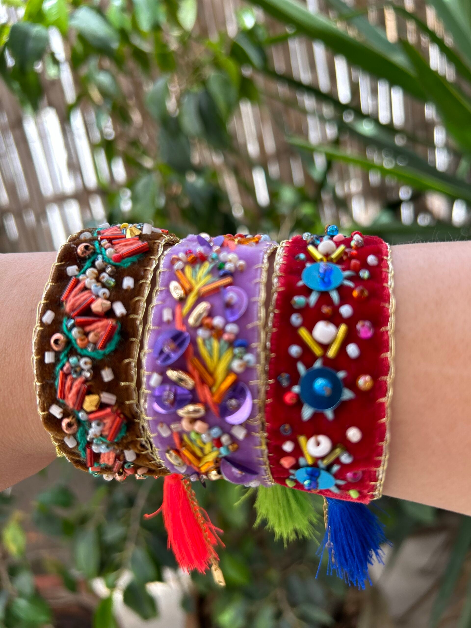 Bracelet ajustable brodé à la main