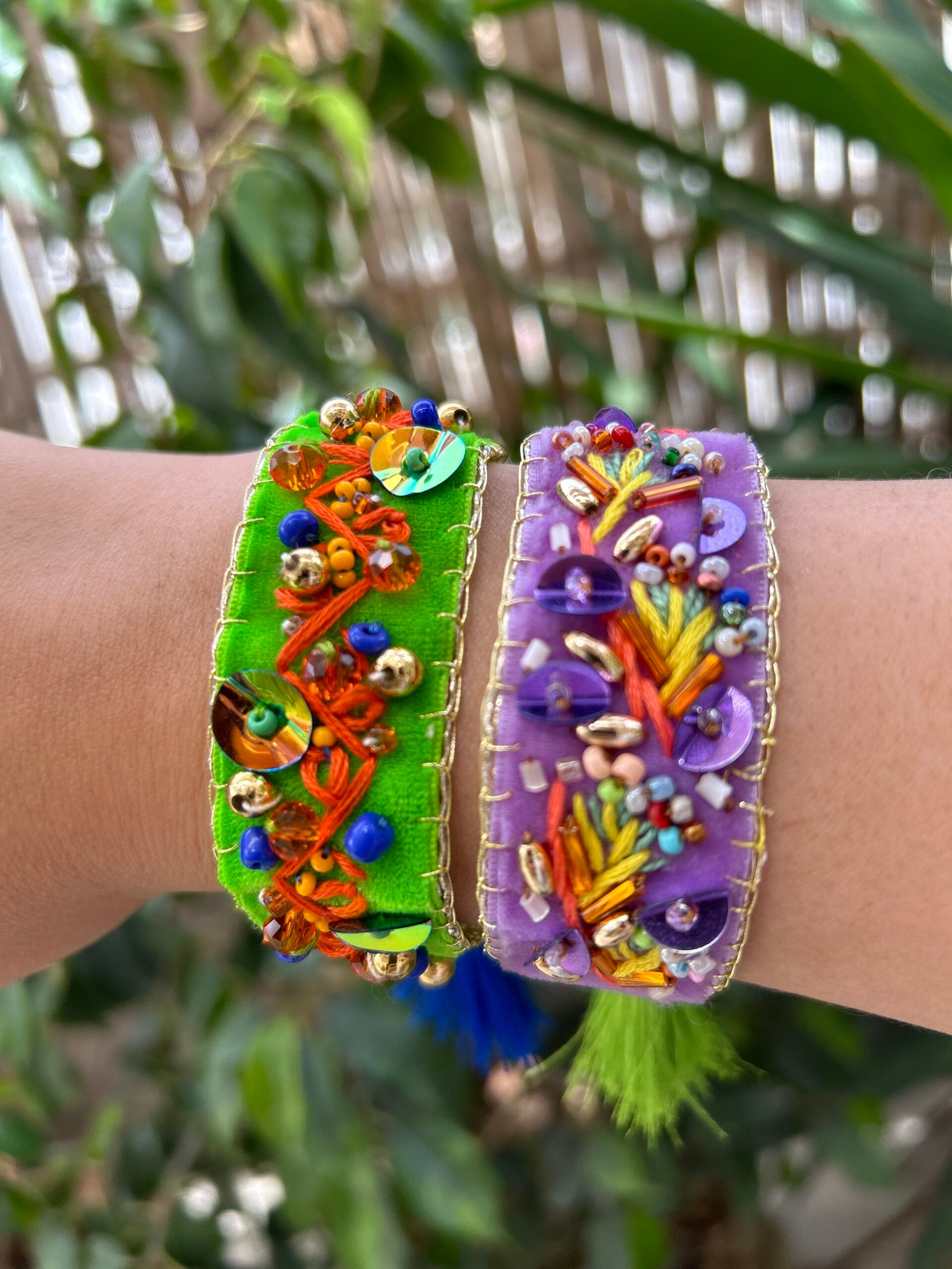 Bracelet ajustable brodé à la main