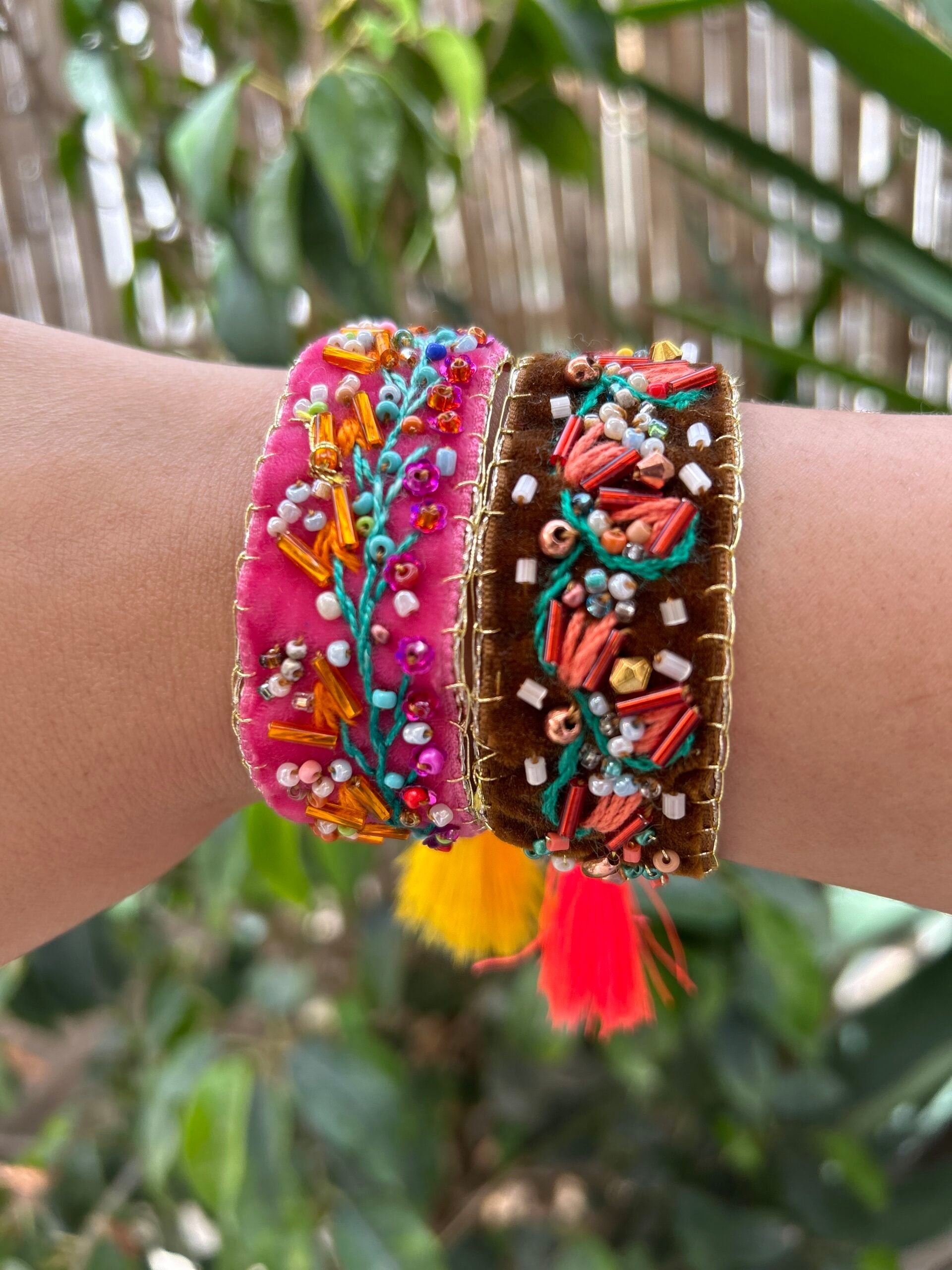 Bracelet ajustable brodé à la main