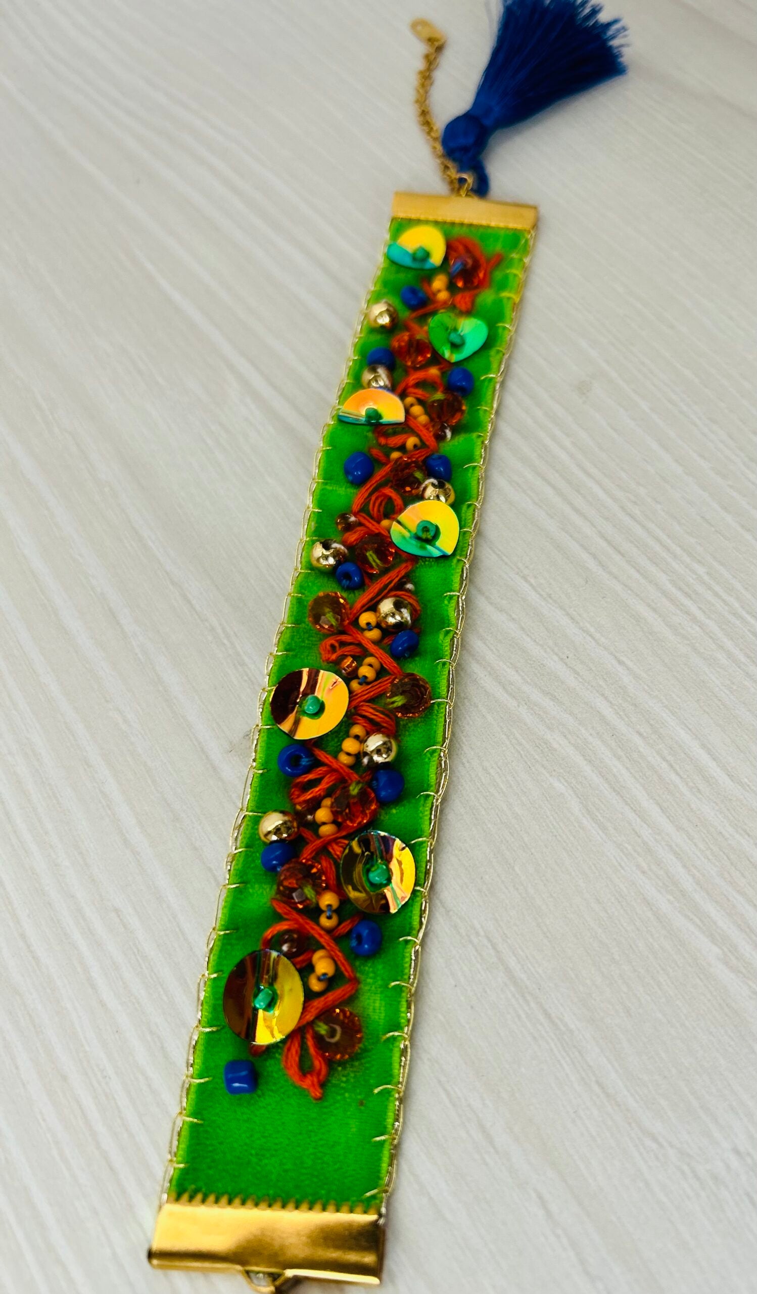 Bracelet ajustable brodé à la main